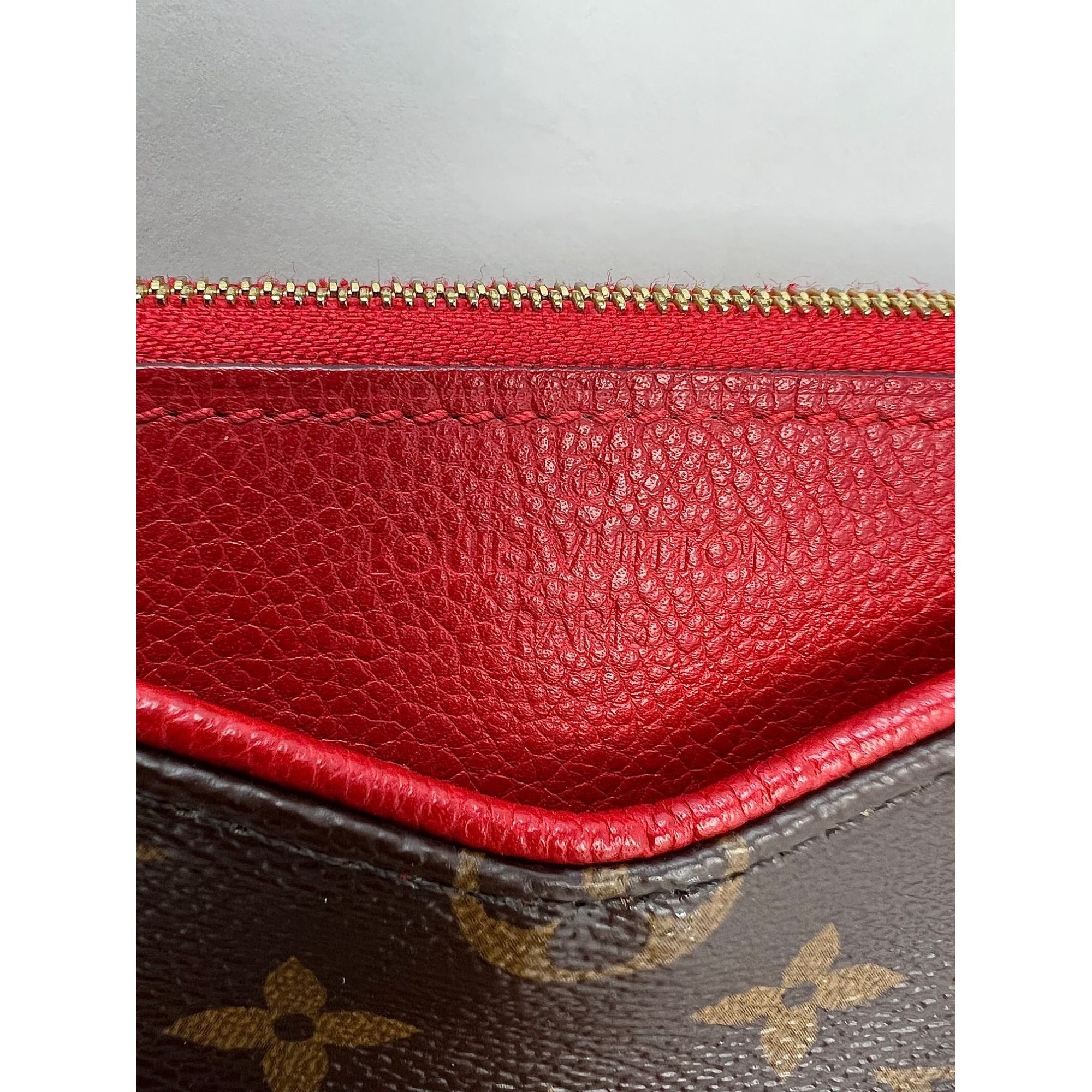 Túi đeo chéo LOUIS VUITTON Pallas Monogram Clutch Cherry