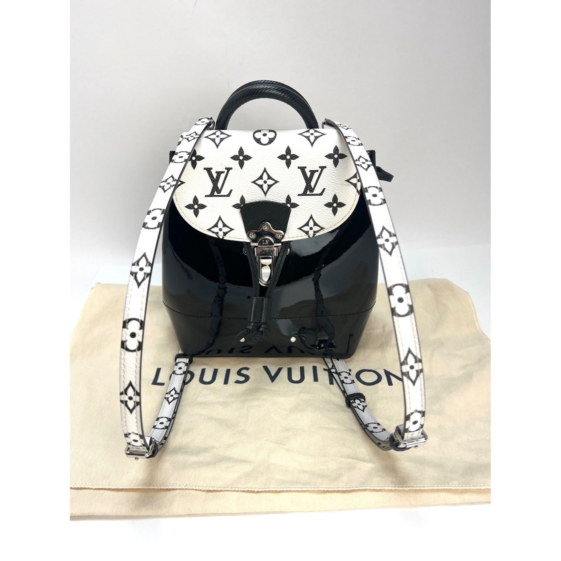 Balo LOUIS VUITTON Hot Springs họa tiết chữ lồng màu trắng và da bóng