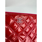Hộp đựng mỹ phẩm Chanel Patent Quilted cỡ trung màu hồng đậm