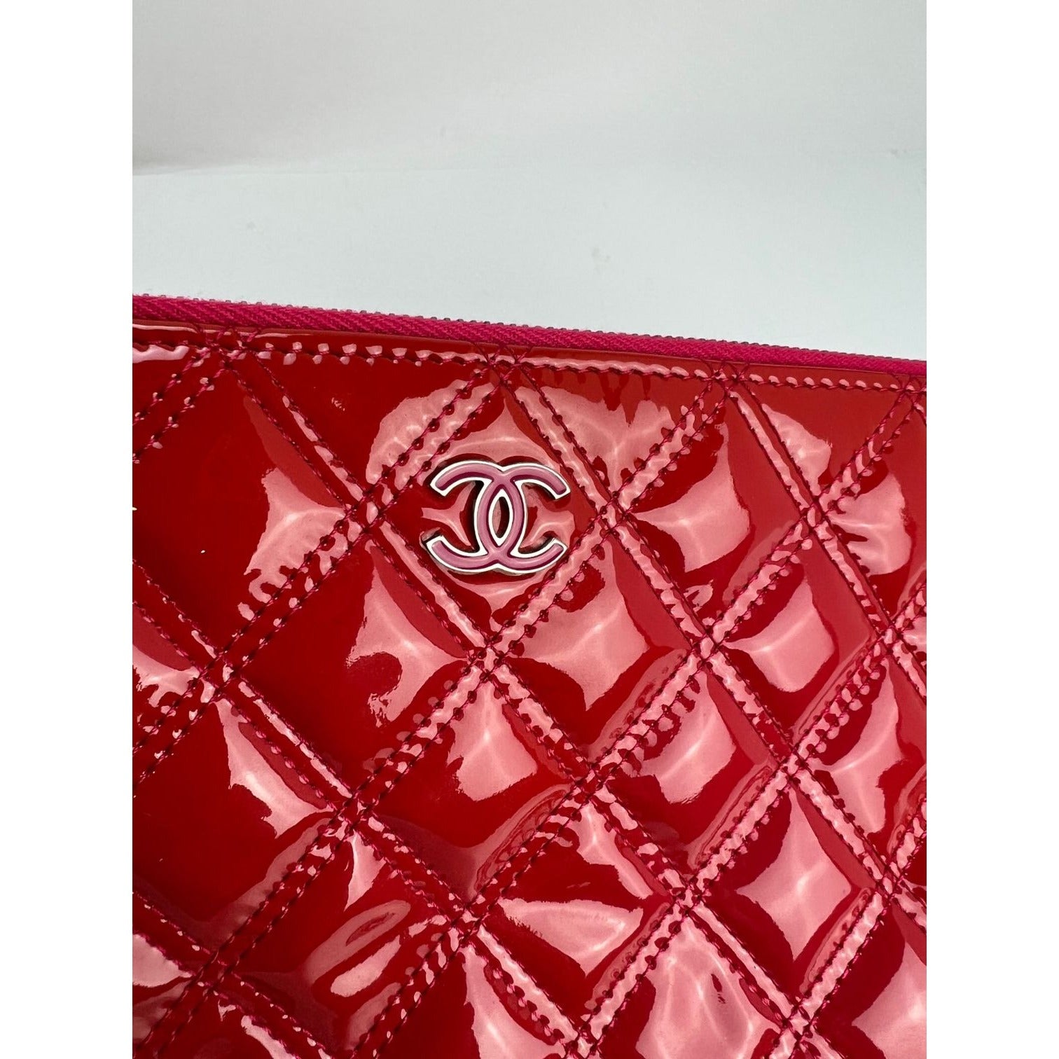 Hộp đựng mỹ phẩm Chanel Patent Quilted cỡ trung màu hồng đậm