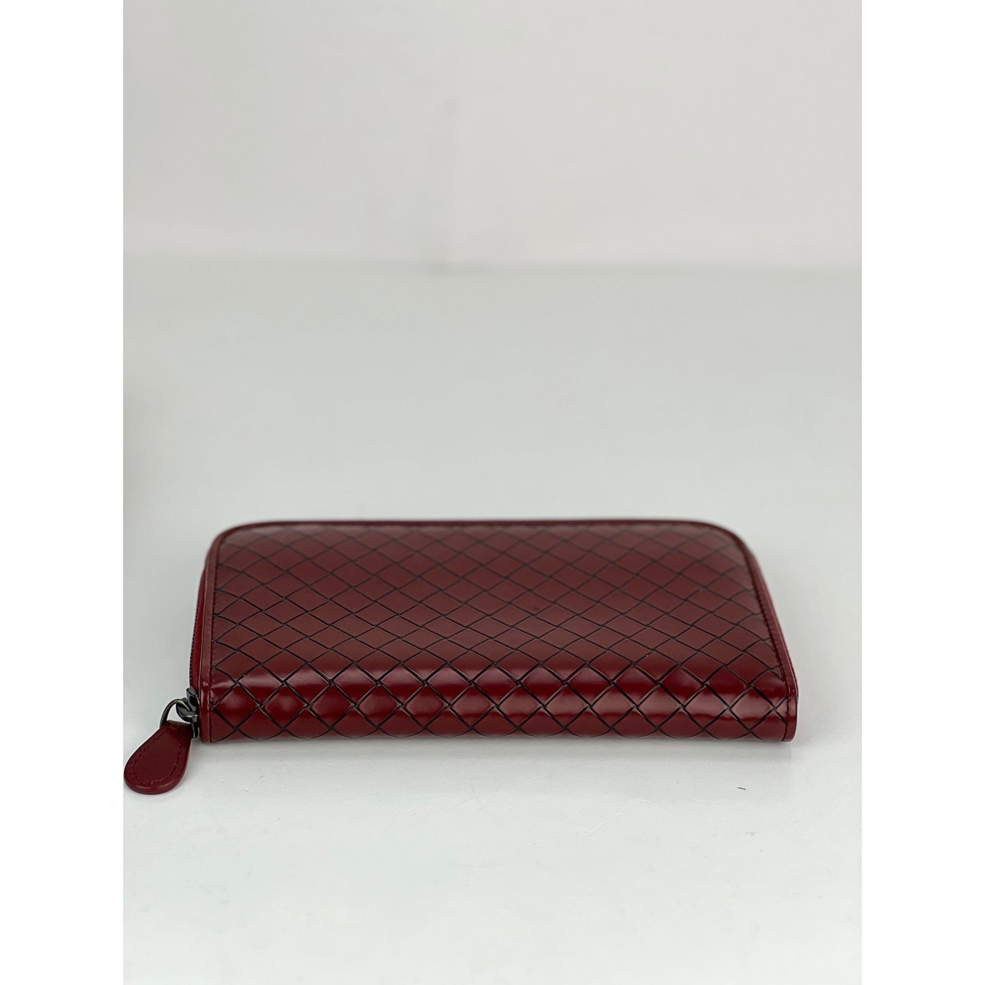 Ví cầm tay da Bottega Veneta Burgundy Intrecciato có khóa kéo