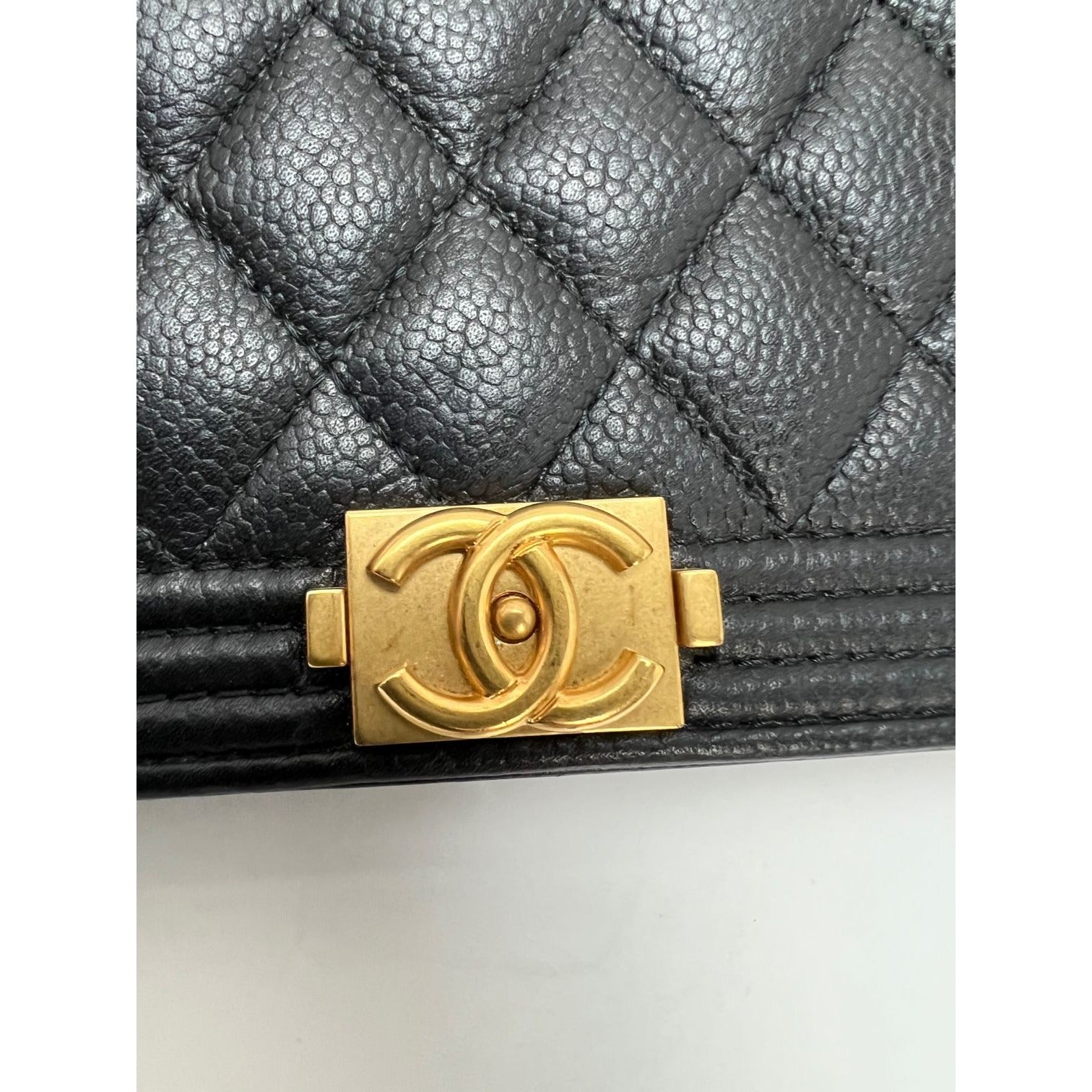 Ví cầm tay Chanel Caviar Quilted Mini Boy có dây xích màu đen