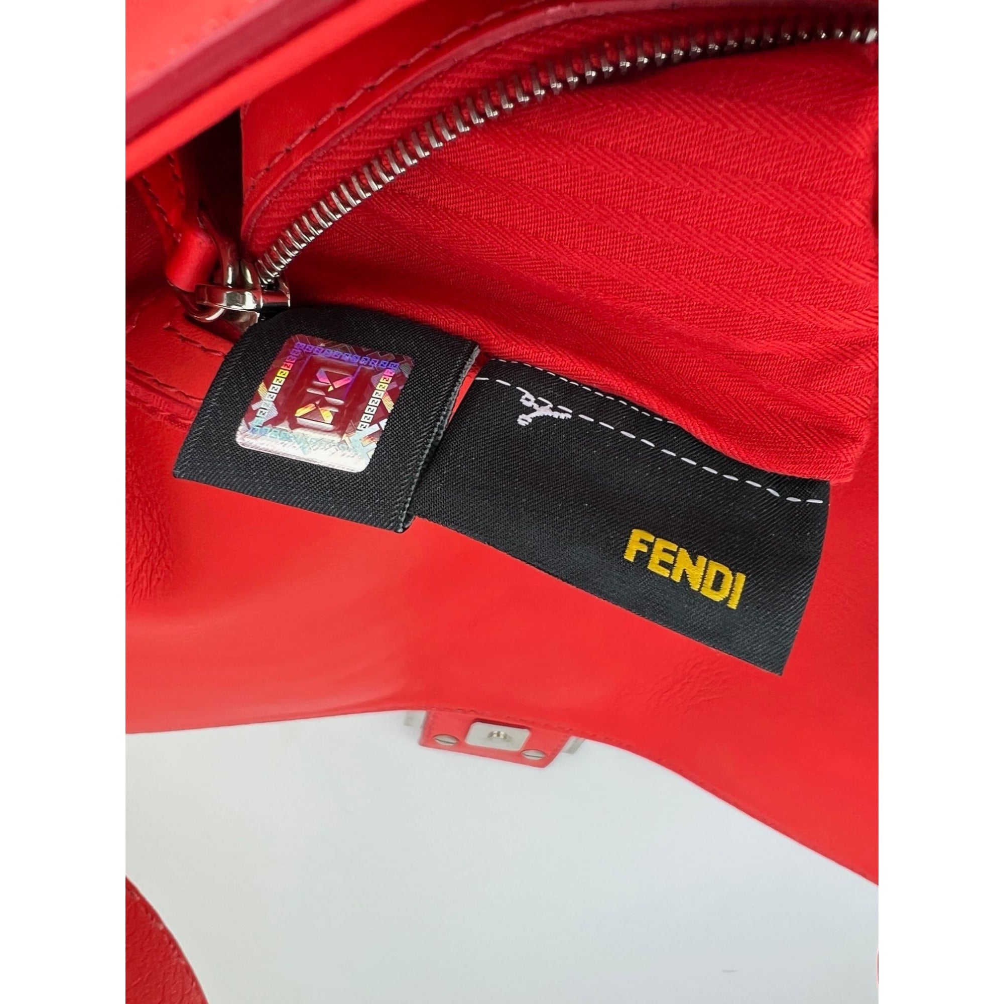 Túi đeo chéo vai Fendi Vitello Baguette Papavero