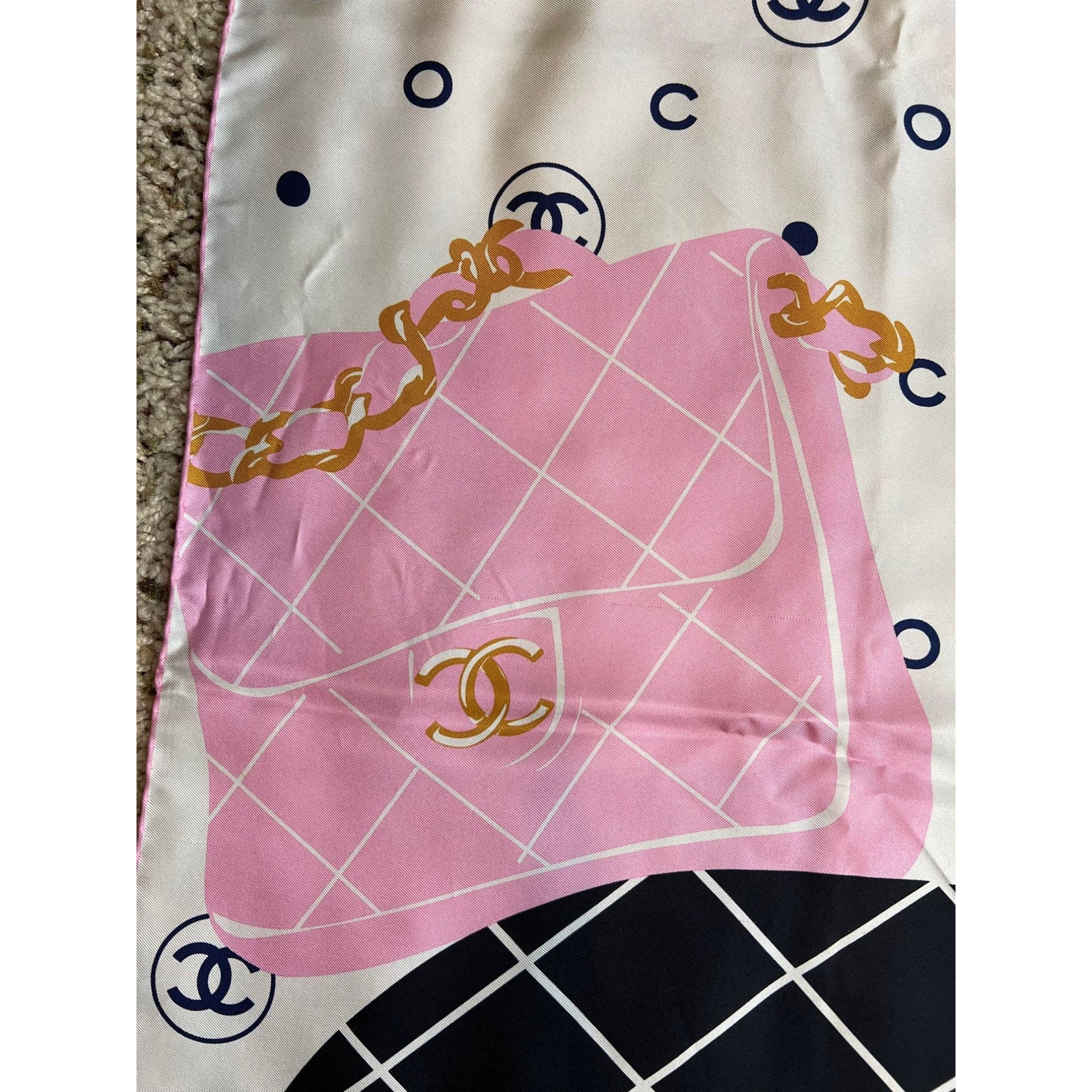 Khăn lụa Chanel màu hồng đen xanh