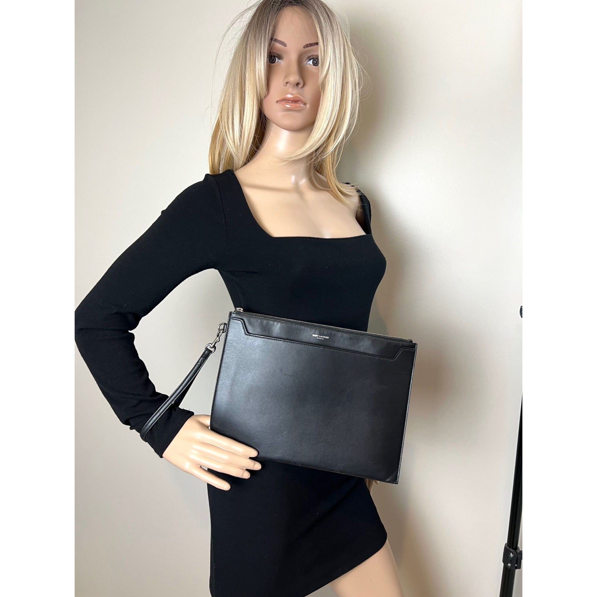 Túi đựng I-Pad bằng da trơn màu đen của Saint Laurent