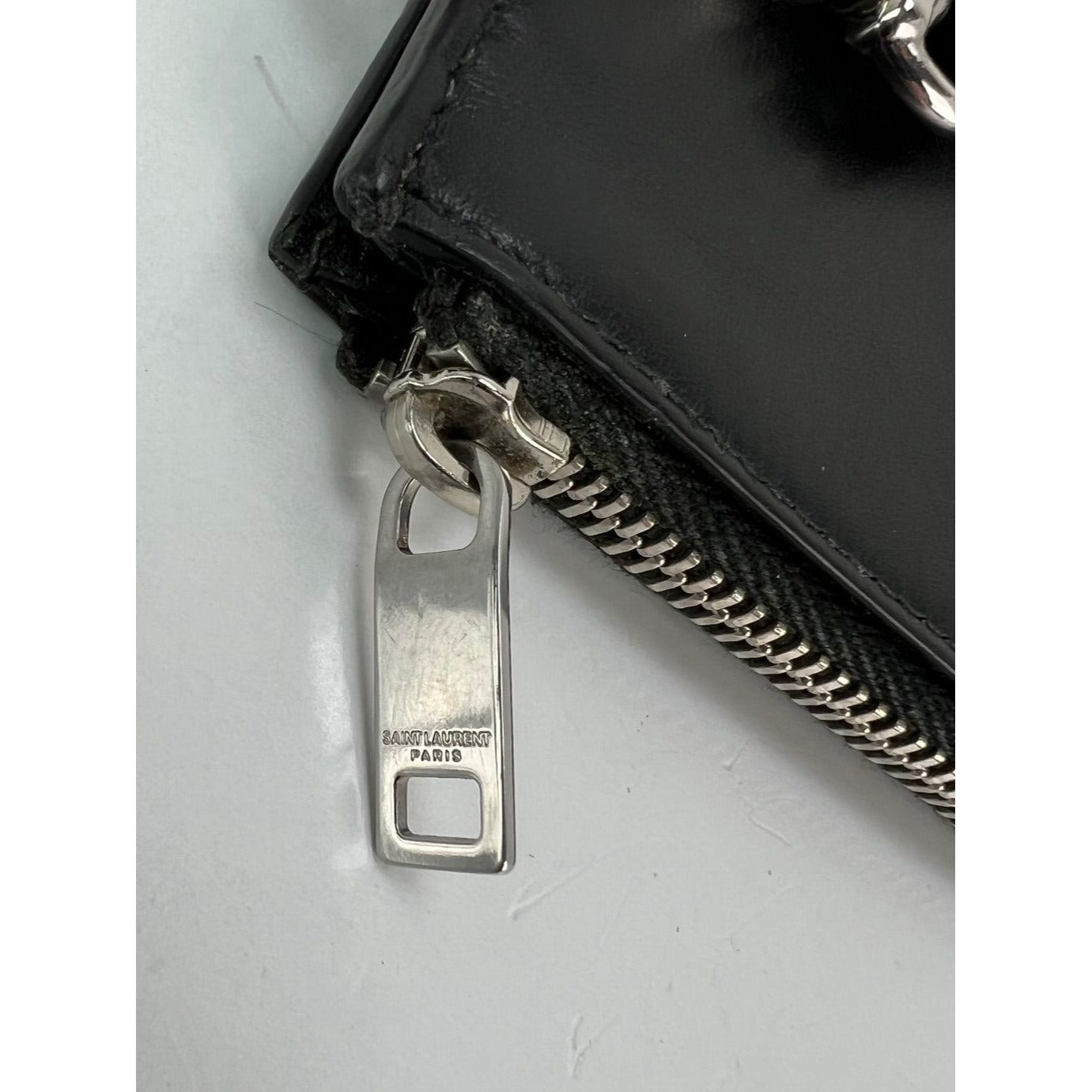Túi đựng I-Pad bằng da trơn màu đen của Saint Laurent