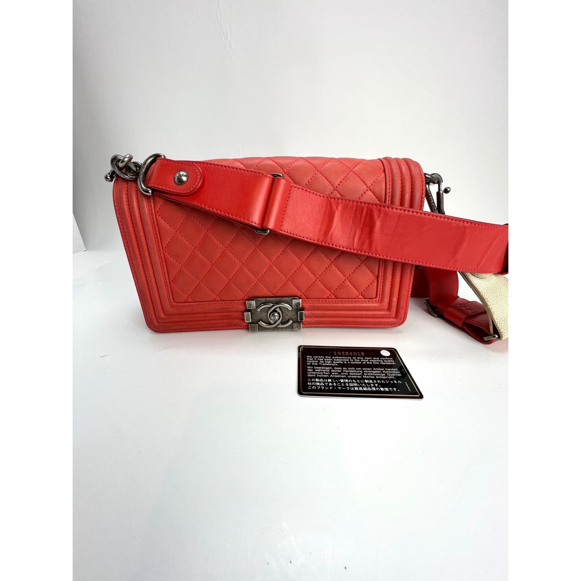 Túi Chanel Lambskin Quilted Medium Boy màu đỏ có nắp