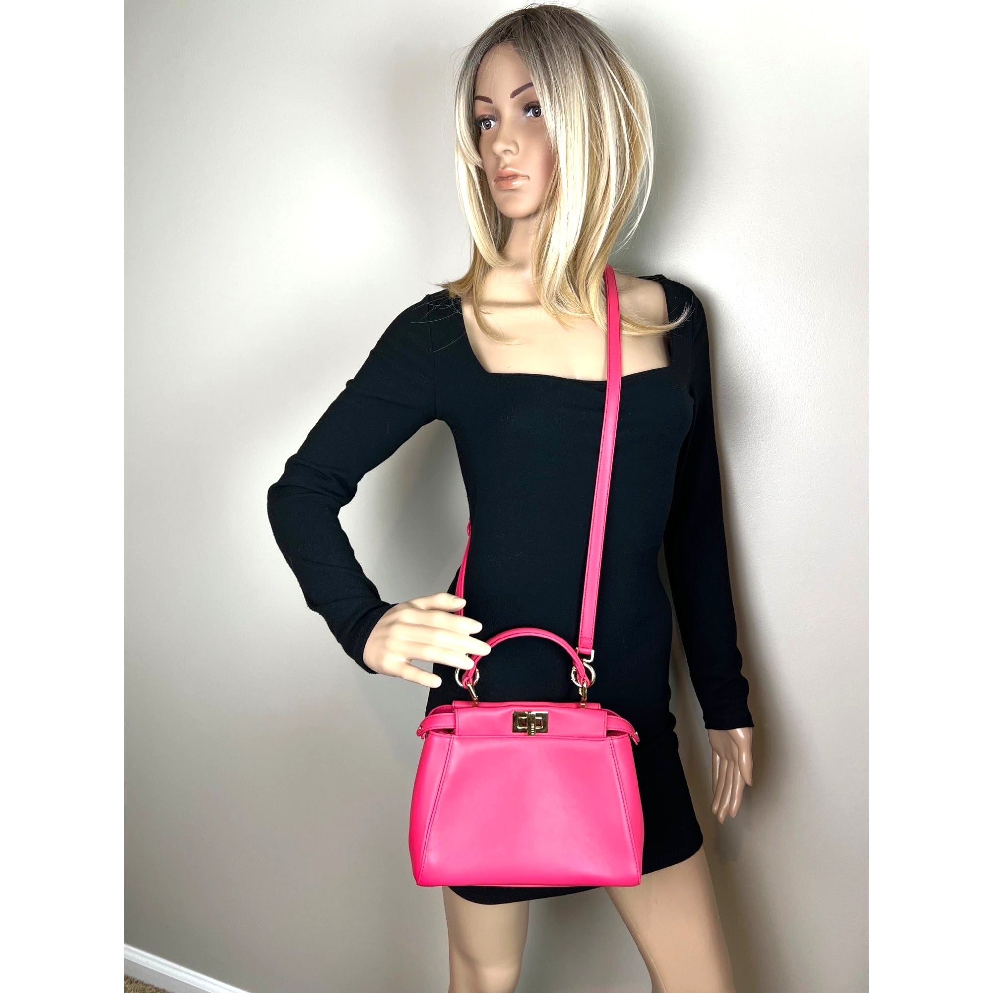 Túi đeo vai Fendi Mini Peekaboo màu hồng bằng da