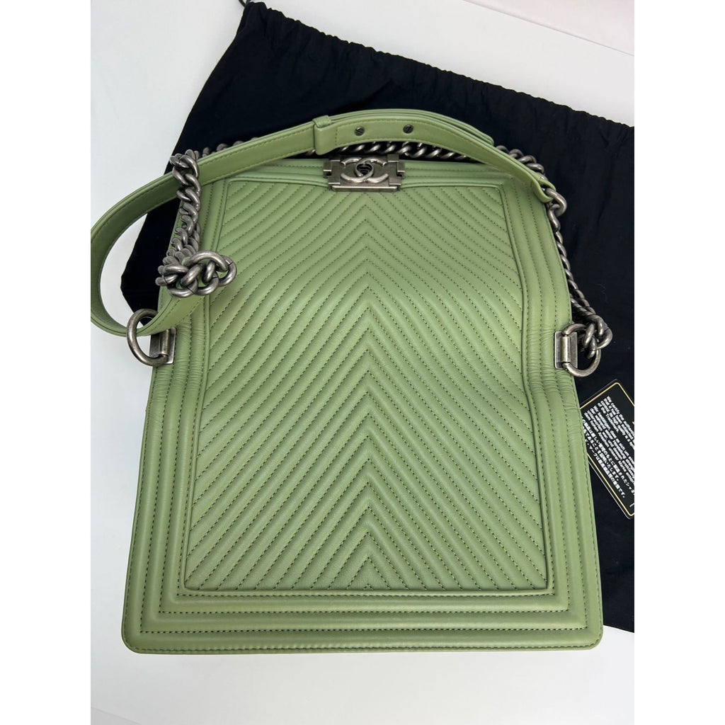 Túi Chanel Calfskin Chevron Quilted Medium Boy Flap Light Green