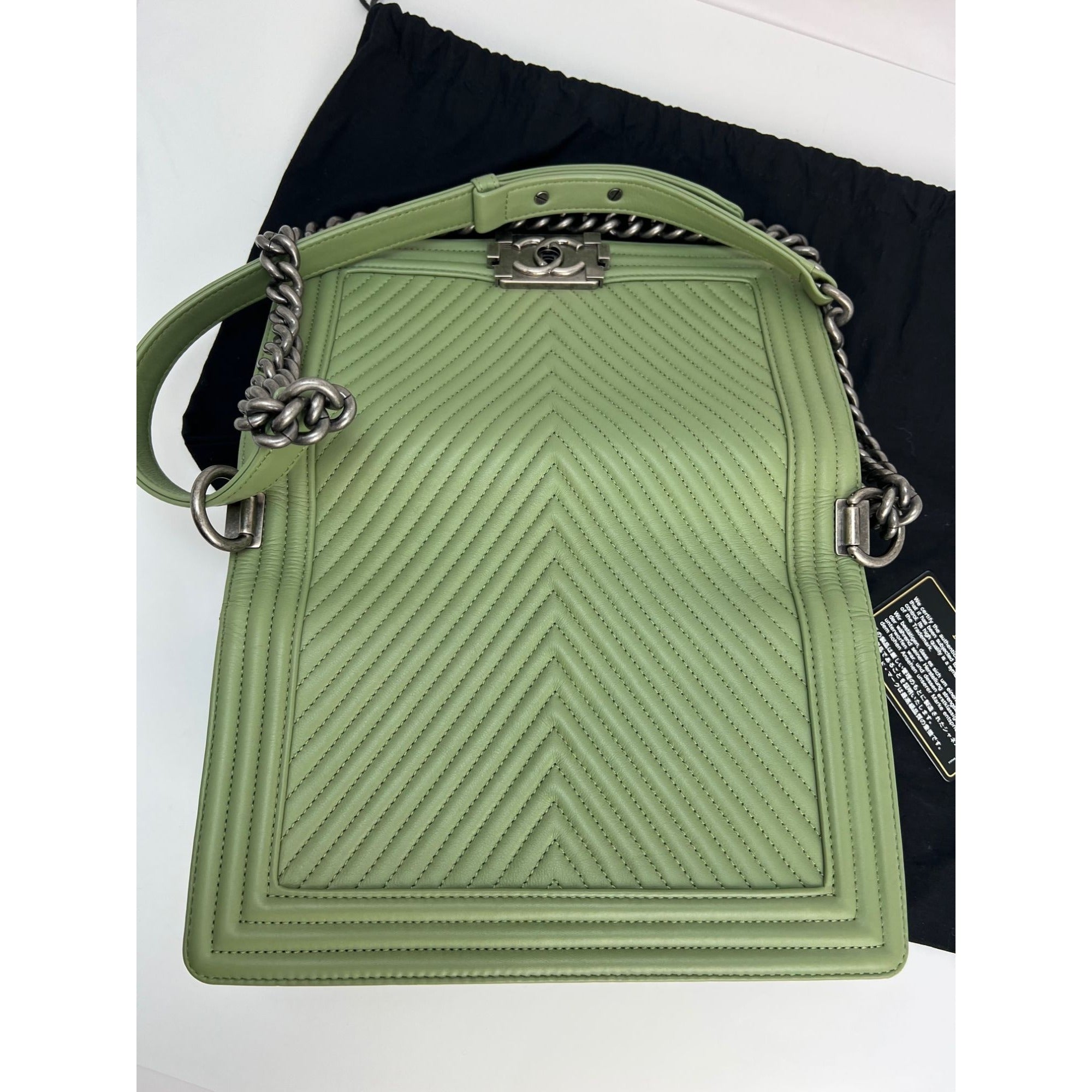 Túi Chanel Calfskin Chevron Quilted Medium Boy Flap Light Green