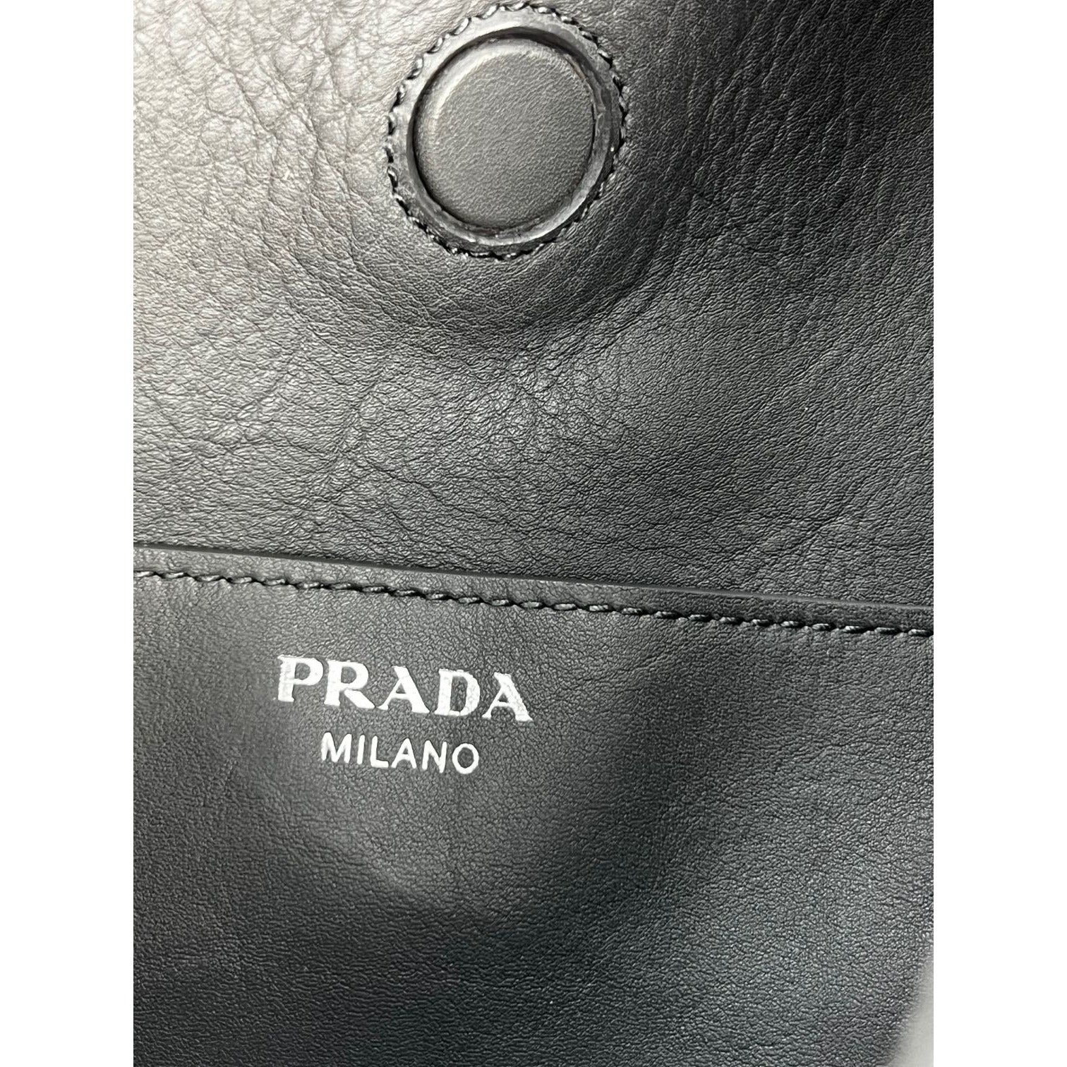 Túi Hobo màu xám của Prada Vitello Daino