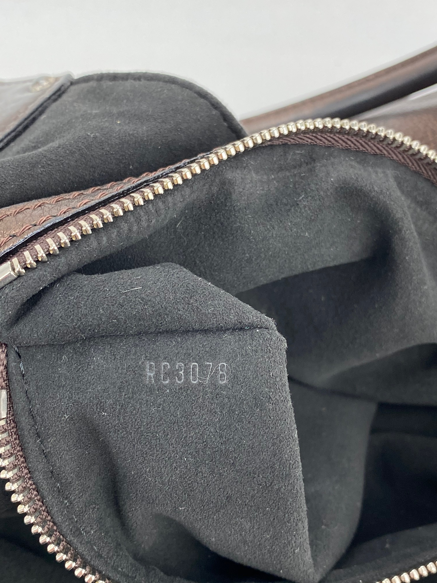 Túi đeo vai da Mahina Metallic Bronze cỡ lớn của Louis Vuitton