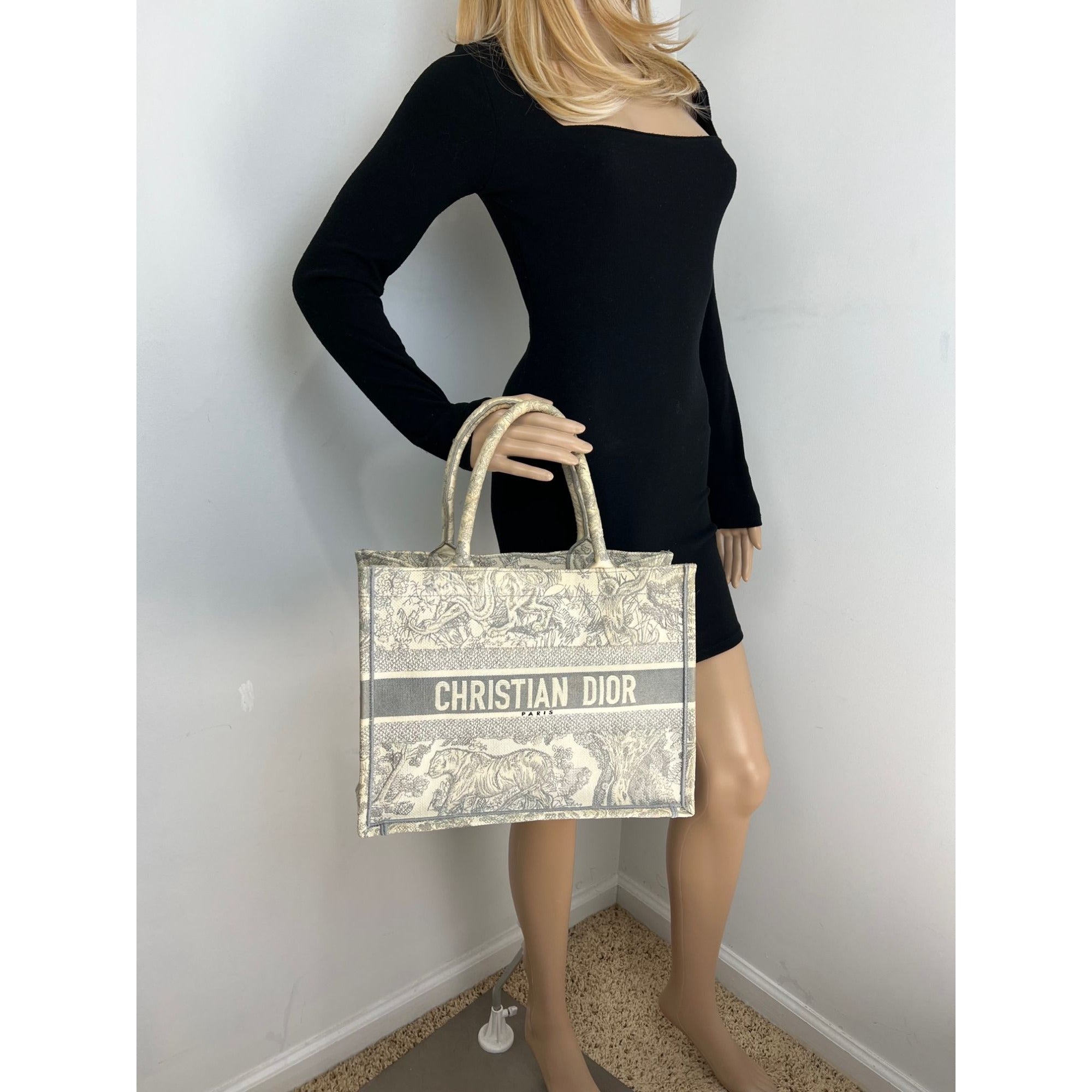 Túi tote thêu Christian Dior Book Grey cỡ trung