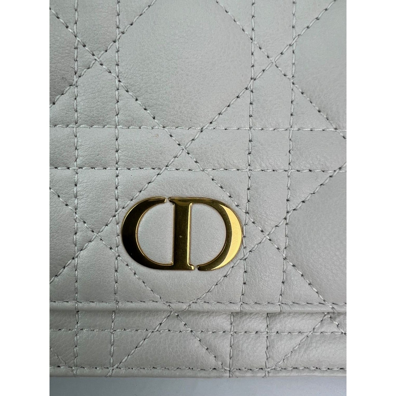 Túi cầm tay thắt lưng da trắng Caro Cannage của Christian Dior