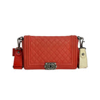 Túi Chanel Lambskin Quilted Medium Boy màu đỏ có nắp
