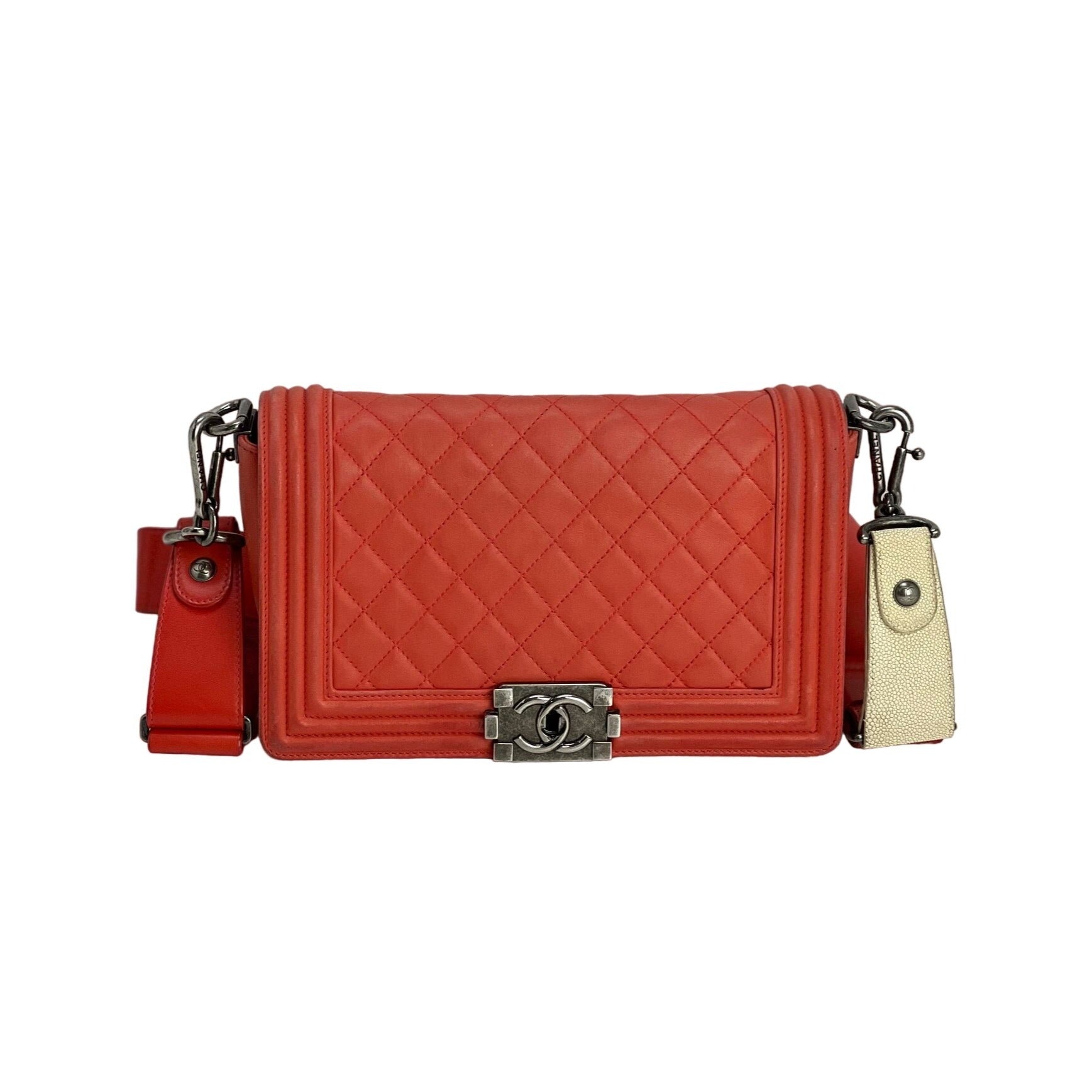 Túi Chanel Lambskin Quilted Medium Boy màu đỏ có nắp
