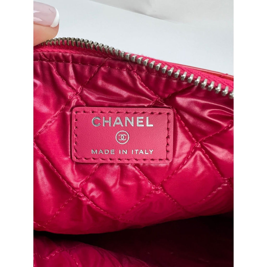 Hộp đựng mỹ phẩm Chanel Patent Quilted cỡ trung màu hồng đậm