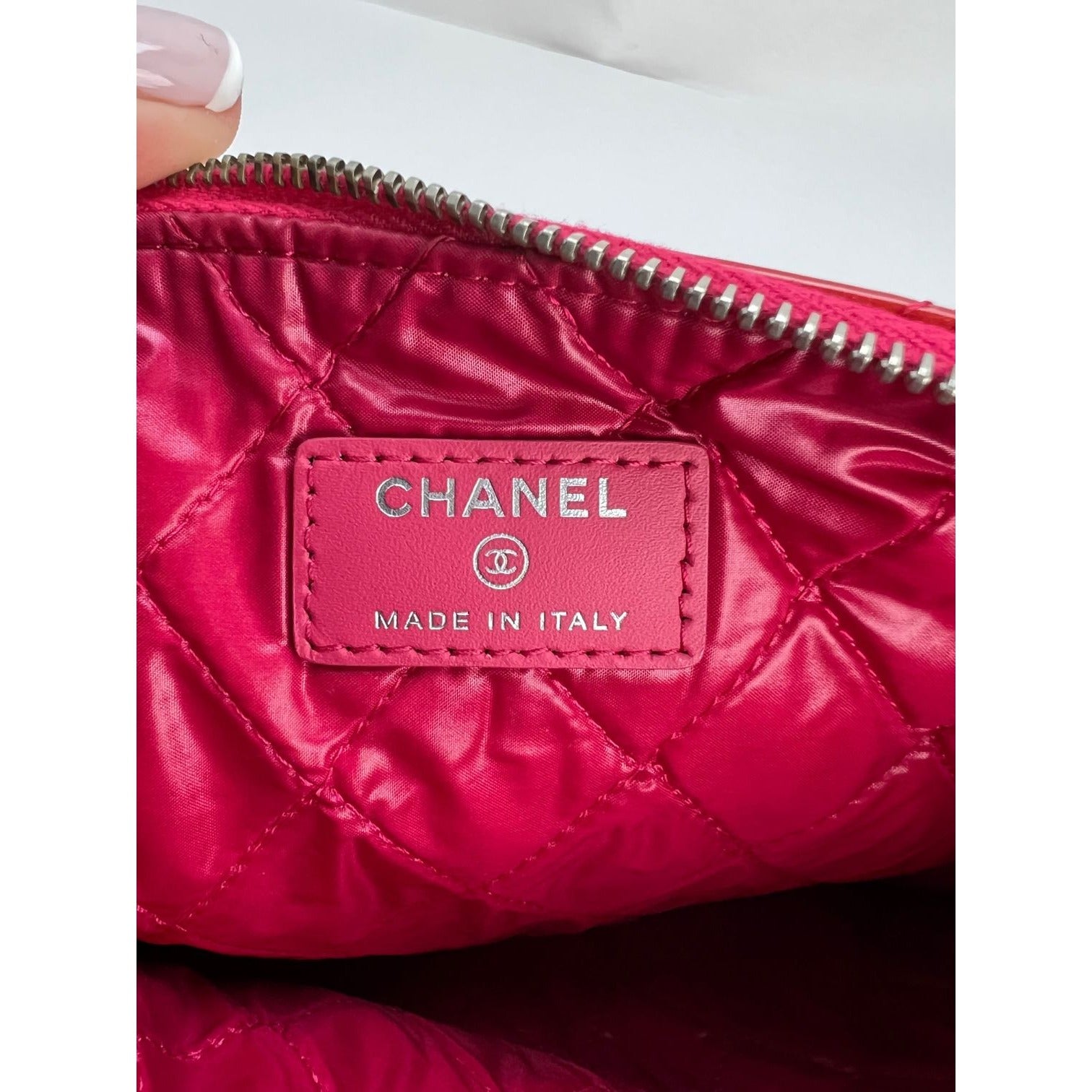 Hộp đựng mỹ phẩm Chanel Patent Quilted cỡ trung màu hồng đậm