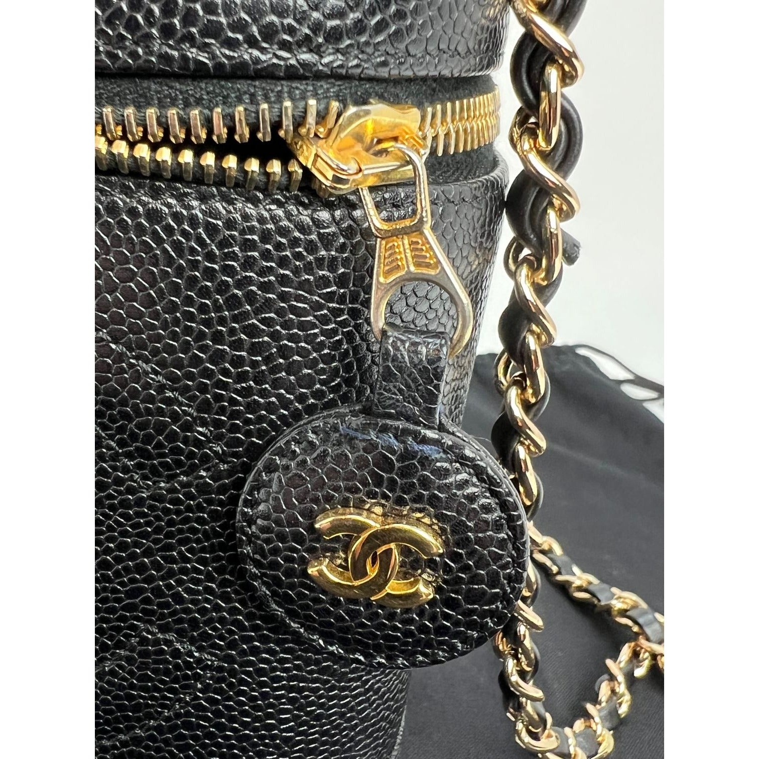 Túi đựng mỹ phẩm Chanel Vanity Cosmetic Case màu đen bằng da Caviar