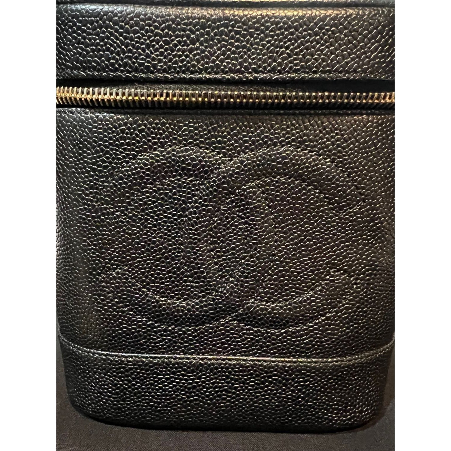 Túi đựng mỹ phẩm Chanel Vanity Cosmetic Case màu đen bằng da Caviar