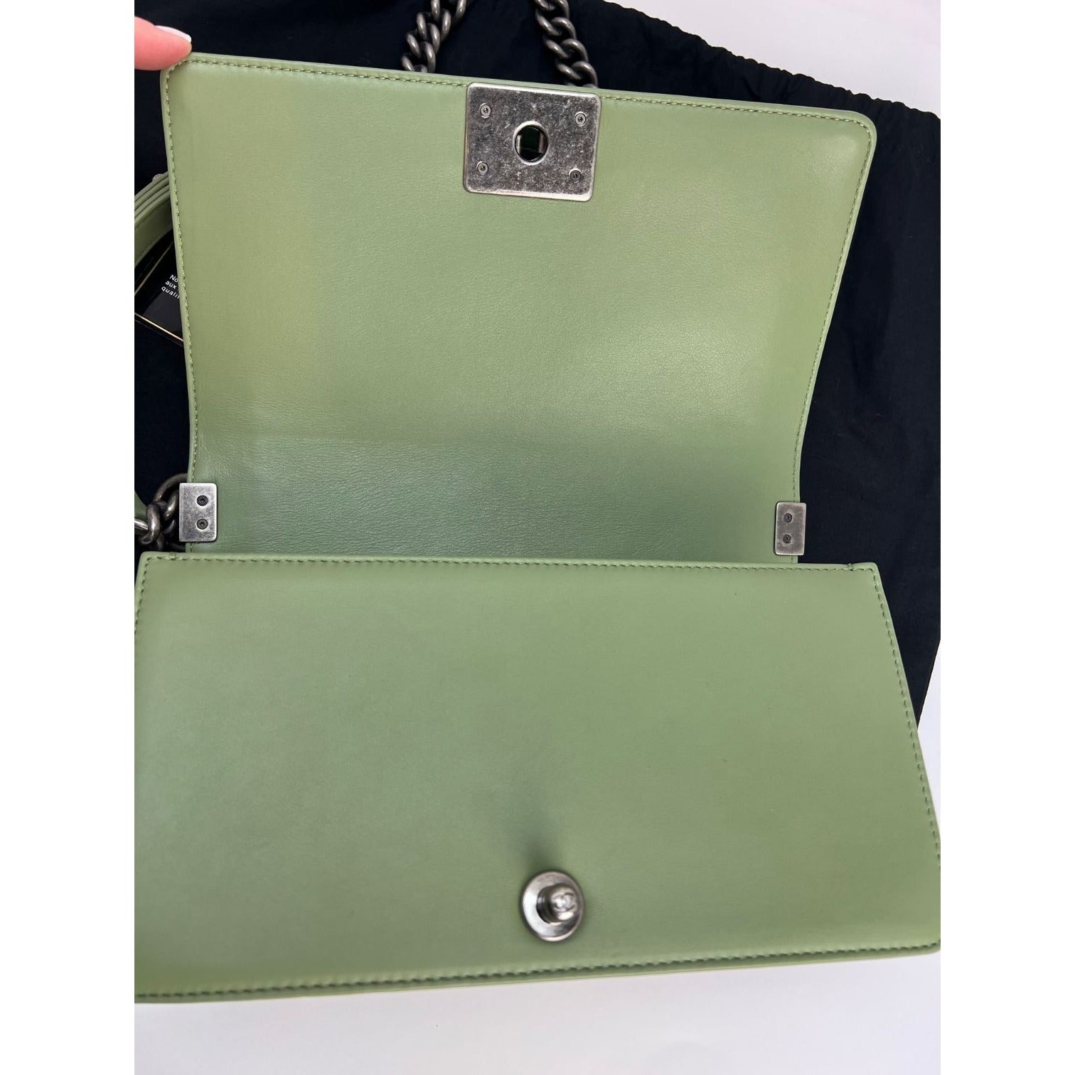Túi Chanel Calfskin Chevron Quilted Medium Boy Flap Light Green