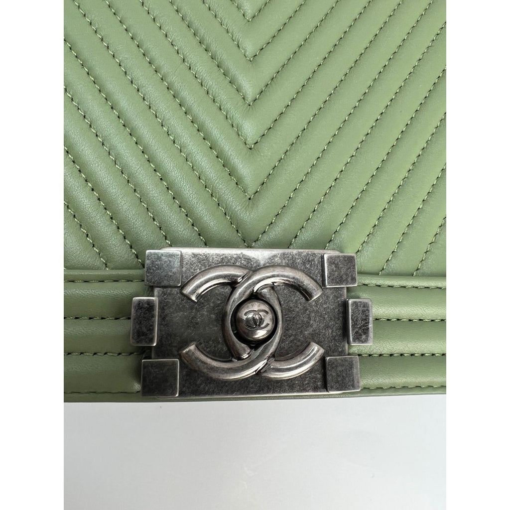 Túi Chanel Calfskin Chevron Quilted Medium Boy Flap Light Green