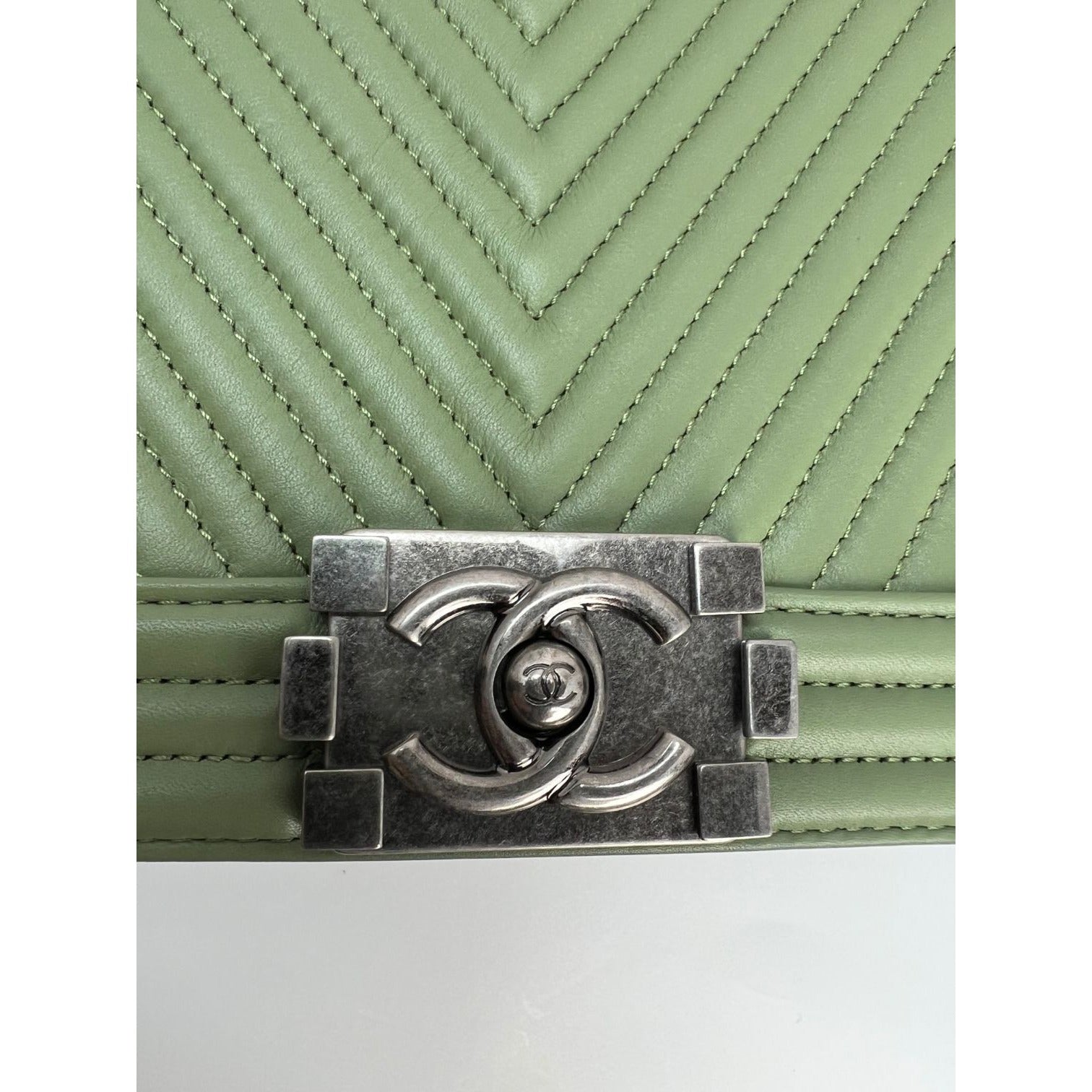 Túi Chanel Calfskin Chevron Quilted Medium Boy Flap Light Green