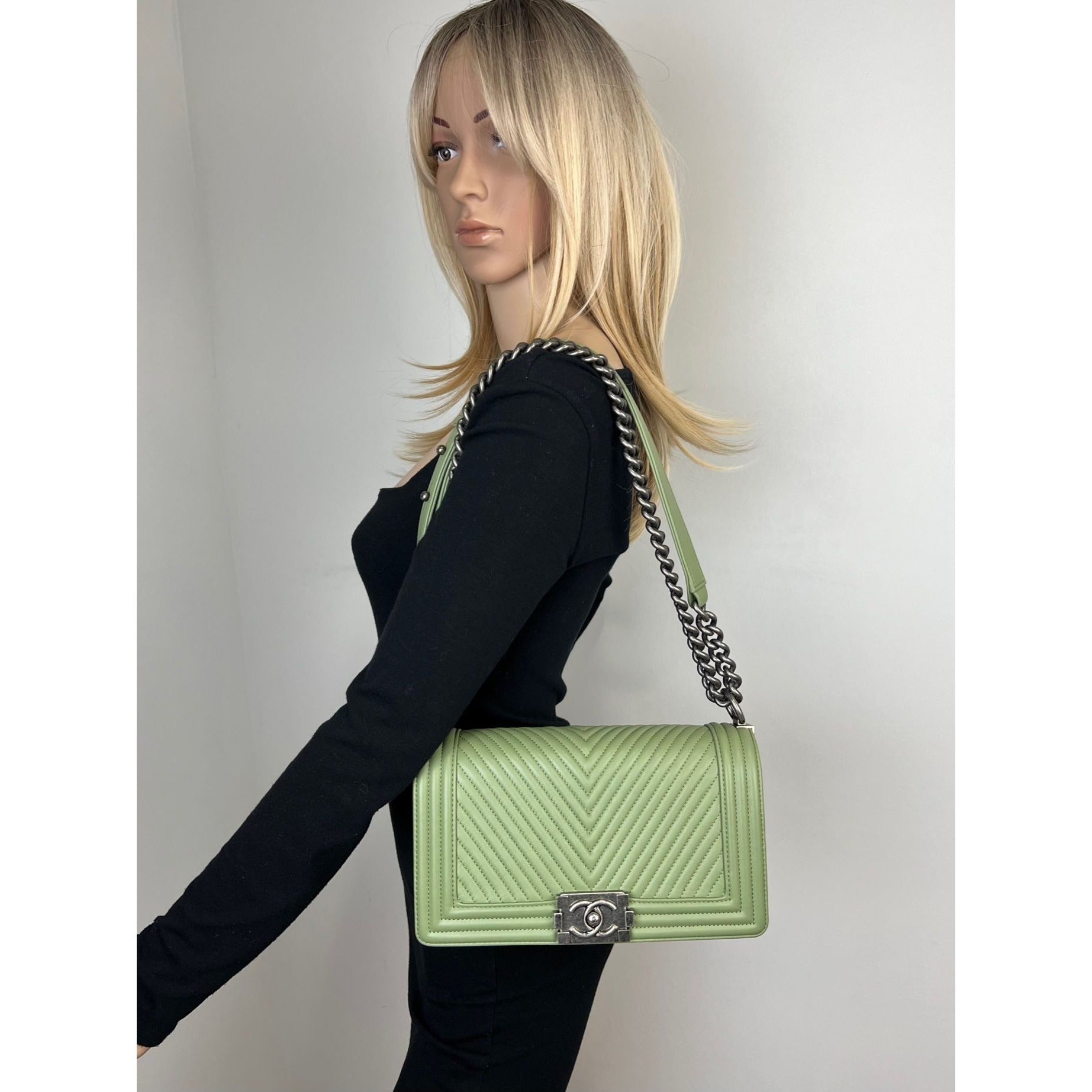 Túi Chanel Calfskin Chevron Quilted Medium Boy Flap Light Green