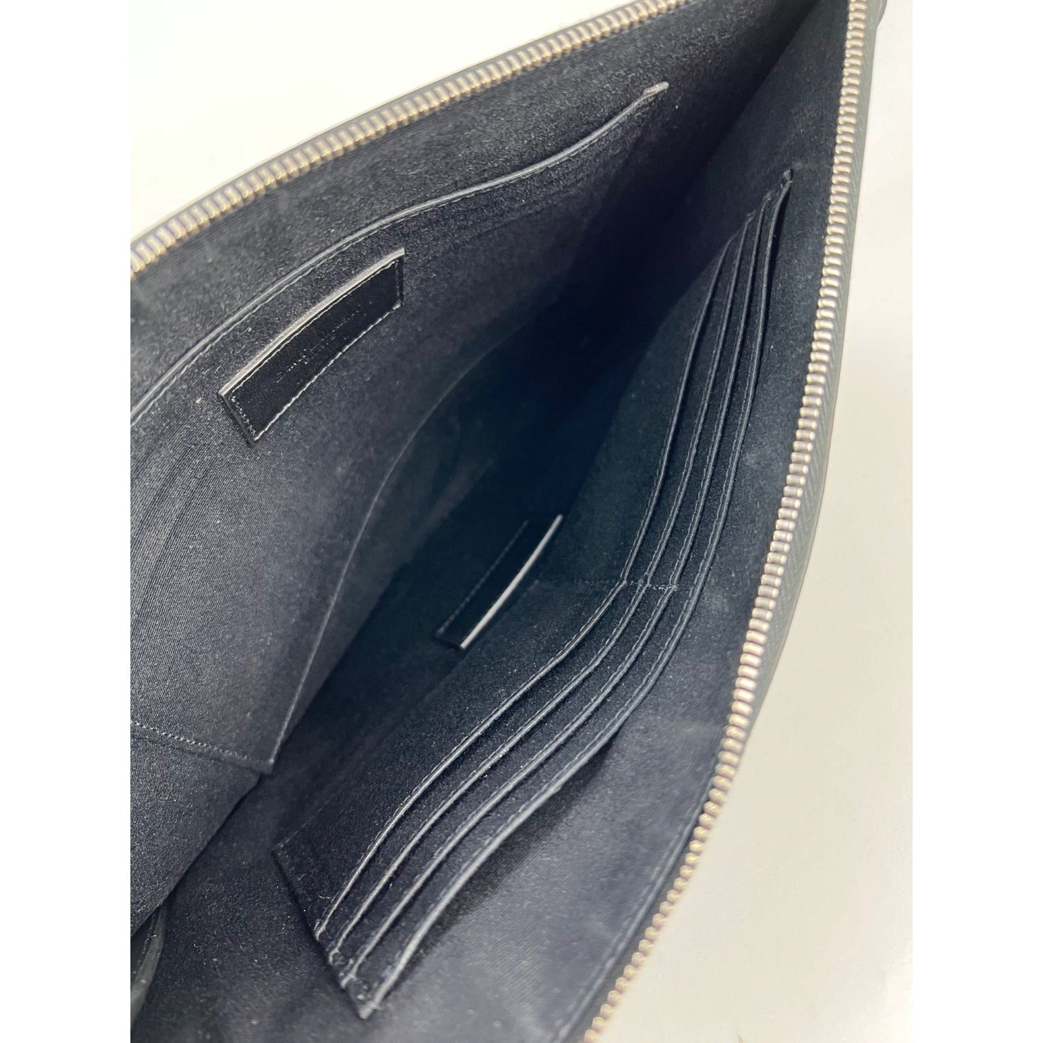 Túi đựng I-Pad bằng da trơn màu đen của Saint Laurent