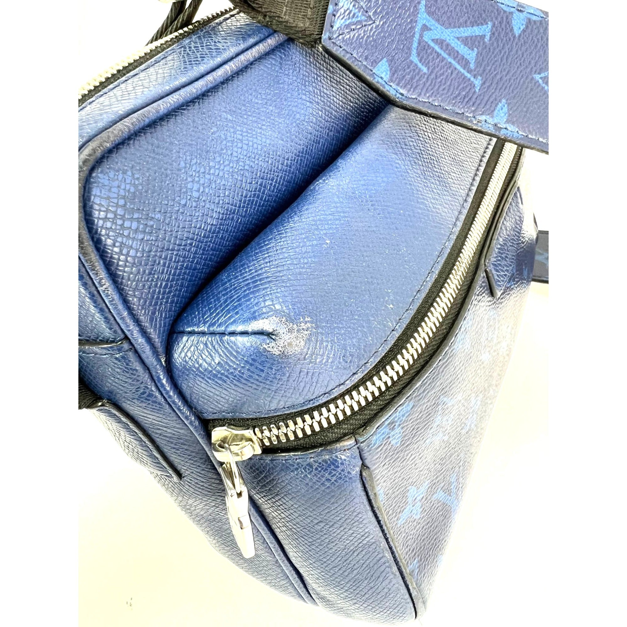 Túi đeo chéo ngoài trời Taigarama màu xanh của LOUIS VUITTON