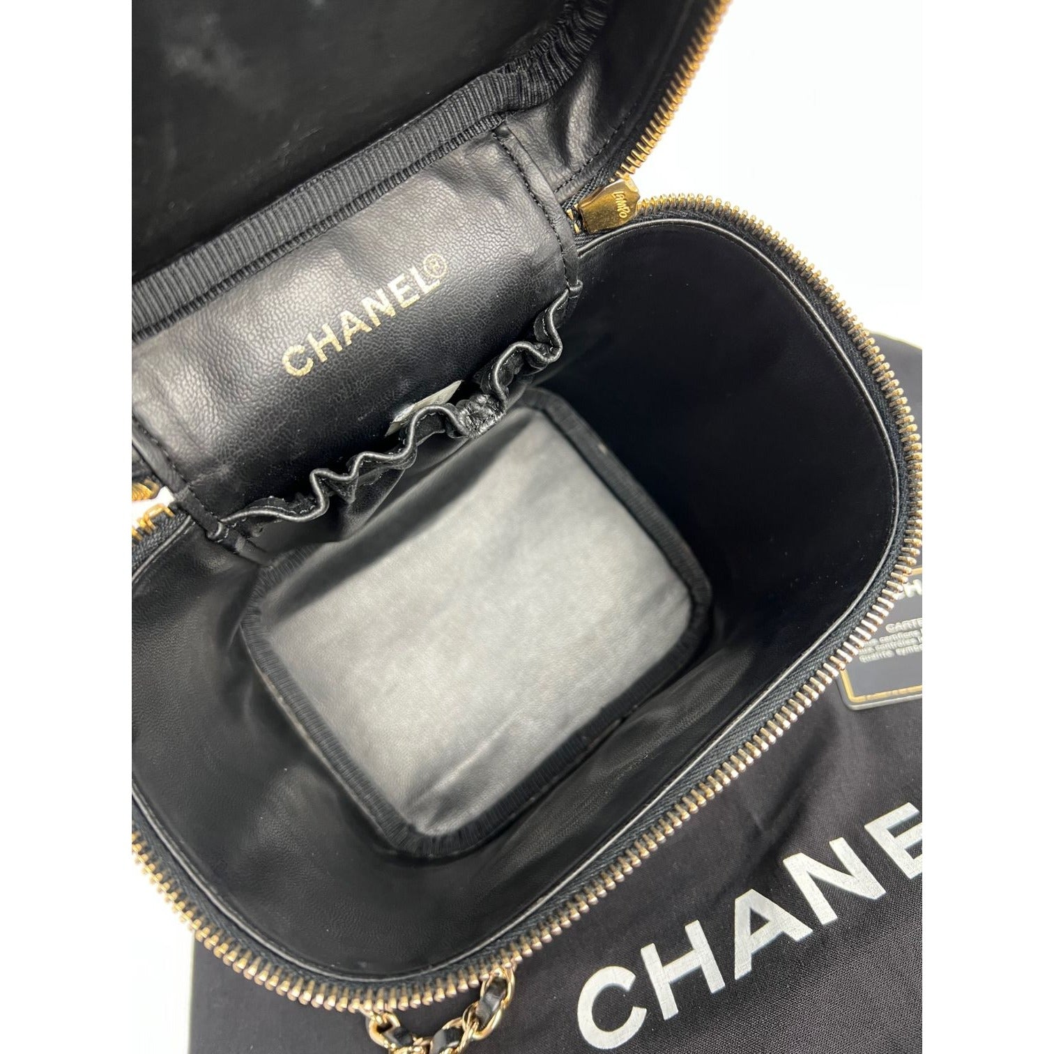 Túi đựng mỹ phẩm Chanel Vanity Cosmetic Case màu đen bằng da Caviar