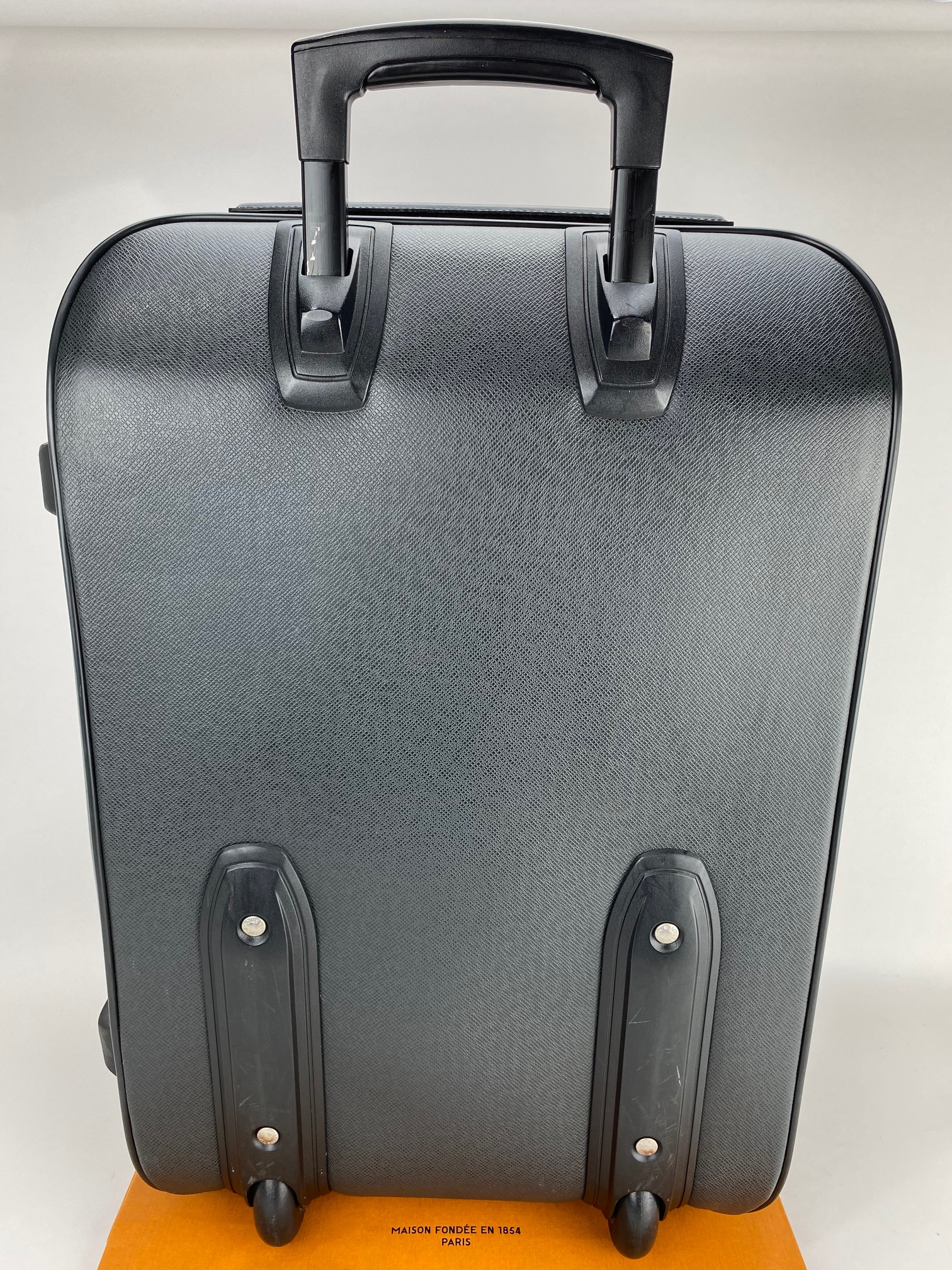 Vali kéo Louis Vuitton Pegase 60 Ardoise Taiga Hành lý xách tay đã qua sử dụng