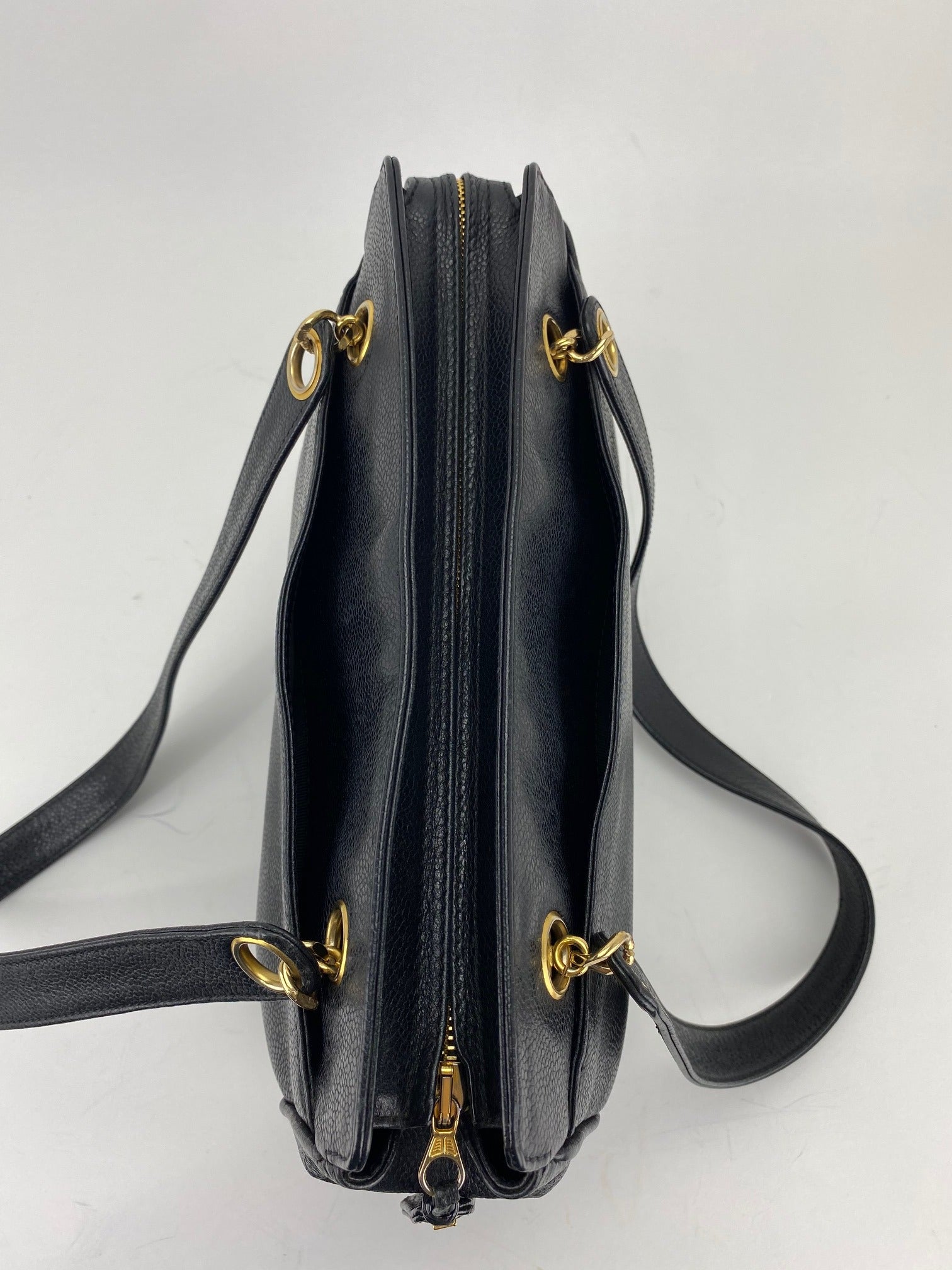 Túi đeo vai CHANEL Vintage Black Caviar Leather CC Zip Tote có thêm miếng lót đã qua sử dụng