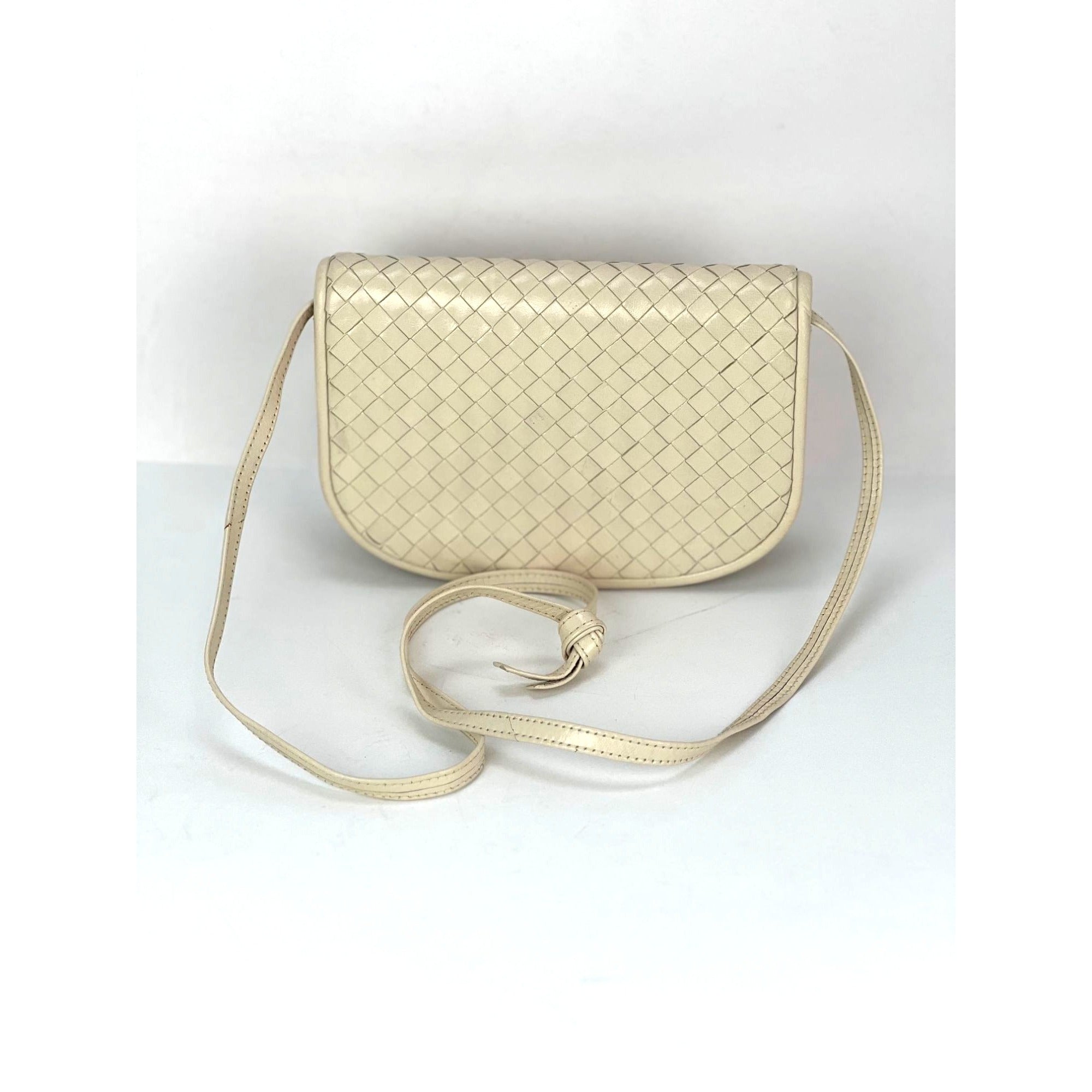 Túi ly hợp đeo vai da trắng của Bottega Veneta Intreciato