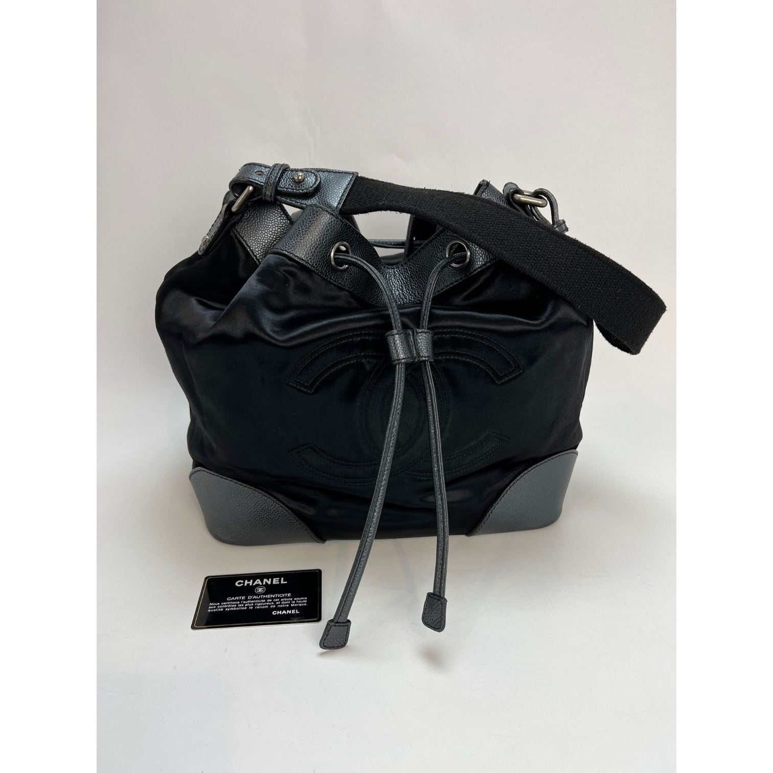 Túi đeo vai CHANEL Satin CC màu đen cỡ lớn