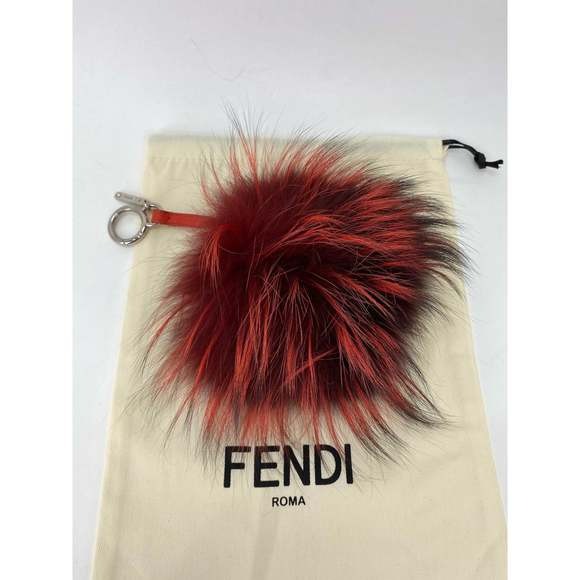 Móc khóa túi xách bằng da hình côn trùng lông đỏ Fendi / Mặt dây chuyền túi xách