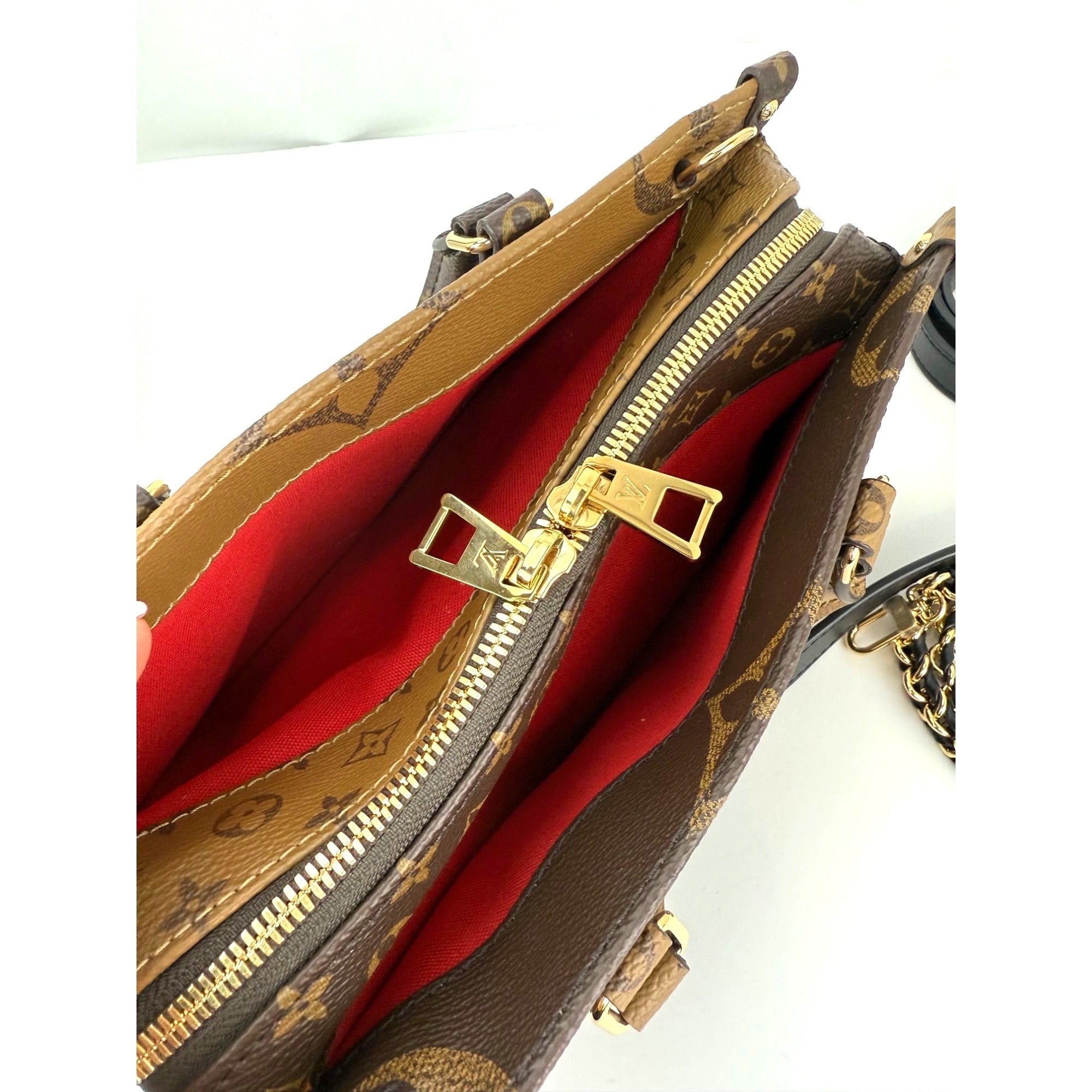 Louis Vuitton Onthego East West Chain Crossbody Shoulder Bag