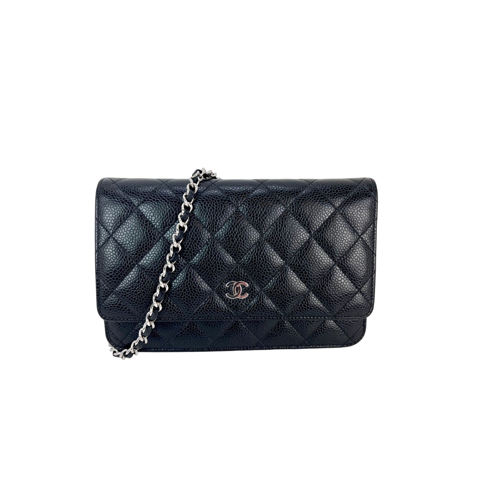 Ví cầm tay Chanel làm từ da bê chần bông Caviar