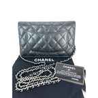 Ví cầm tay Chanel làm từ da bê chần bông Caviar