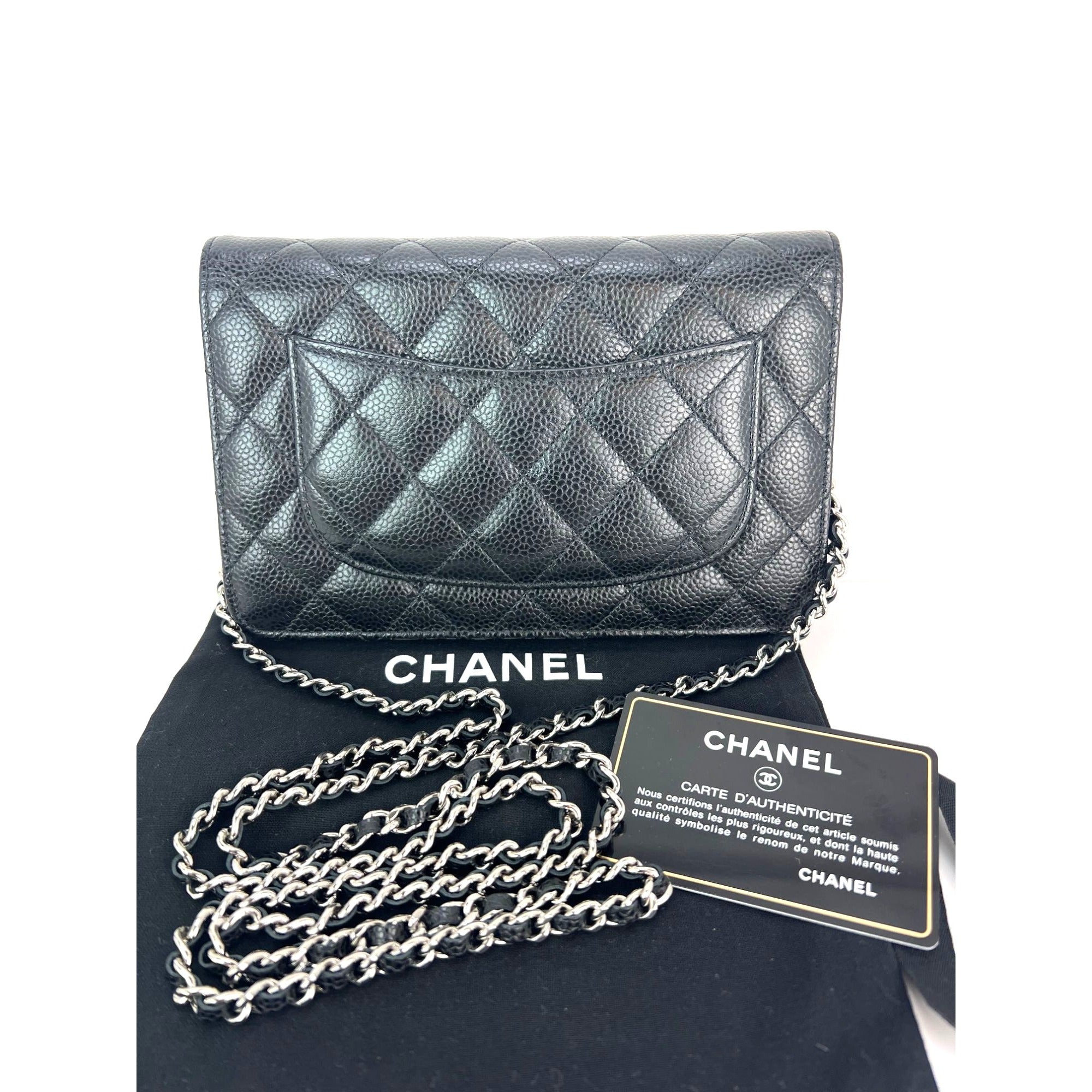 Ví cầm tay Chanel làm từ da bê chần bông Caviar