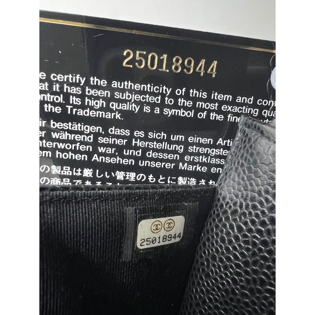 Ví cầm tay Chanel làm từ da bê chần bông Caviar