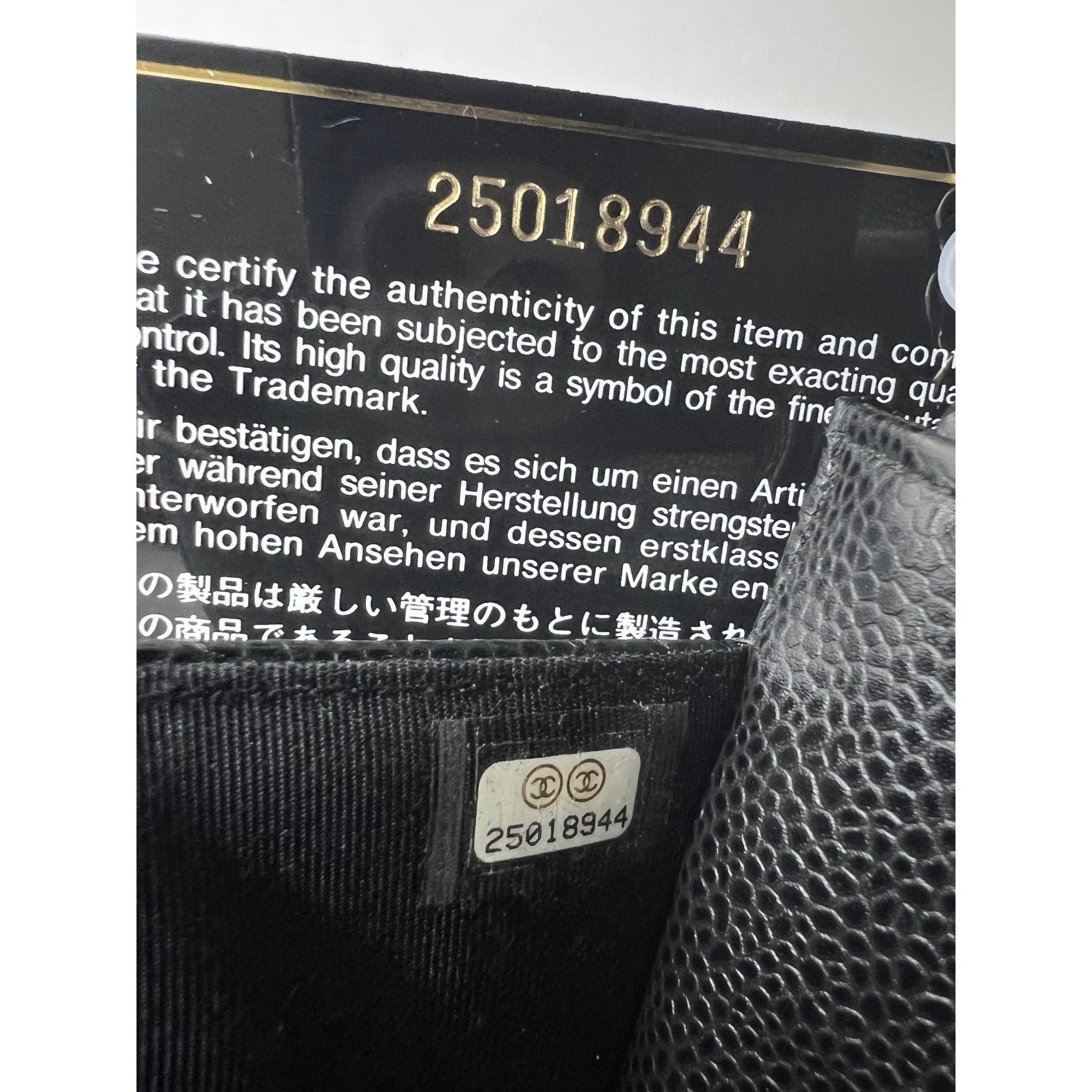 Ví cầm tay Chanel làm từ da bê chần bông Caviar