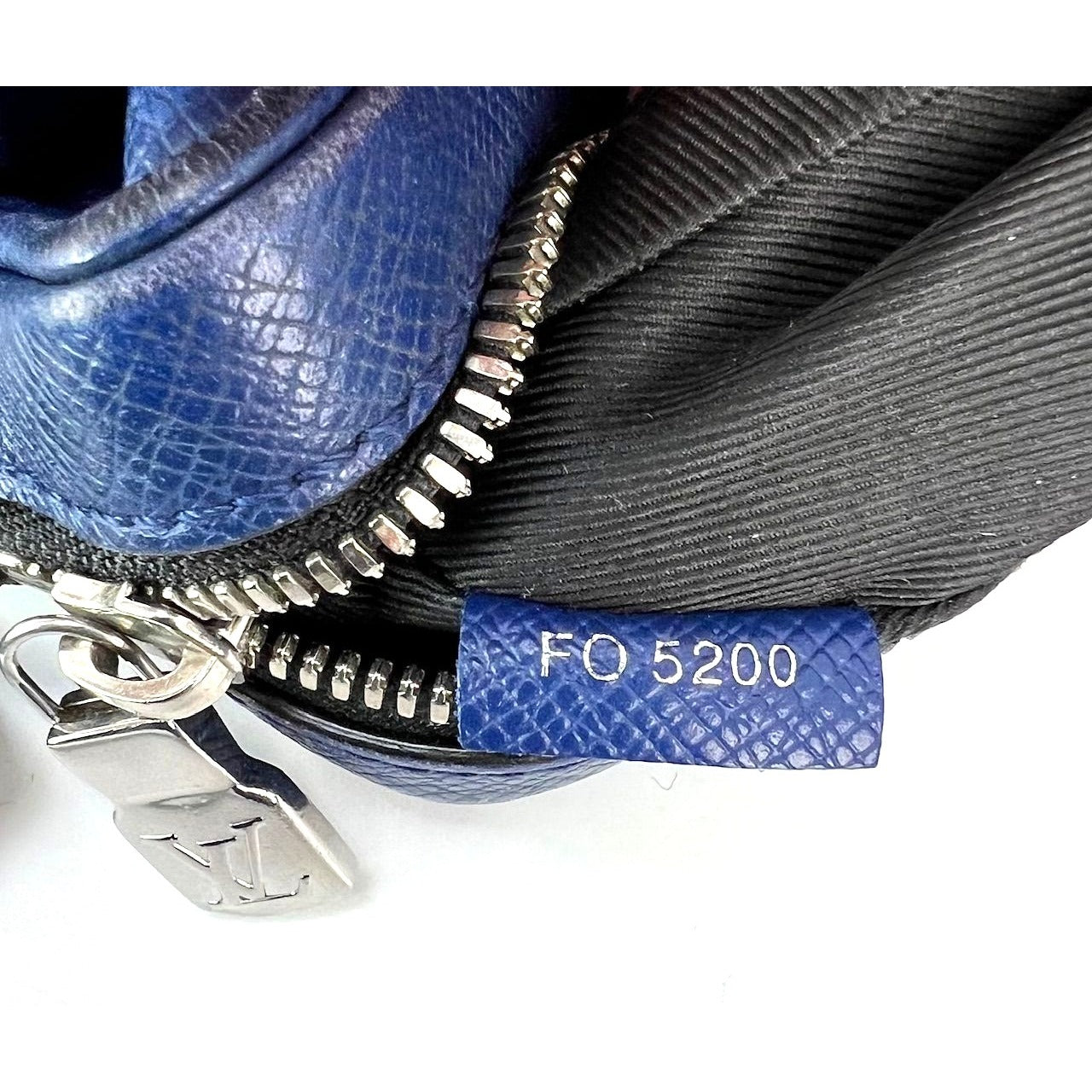 Túi đeo chéo ngoài trời Taigarama màu xanh của LOUIS VUITTON