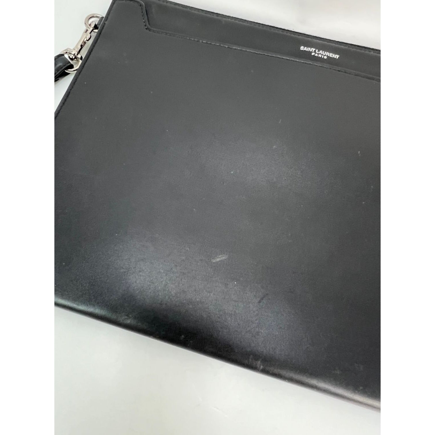 Túi đựng I-Pad bằng da trơn màu đen của Saint Laurent