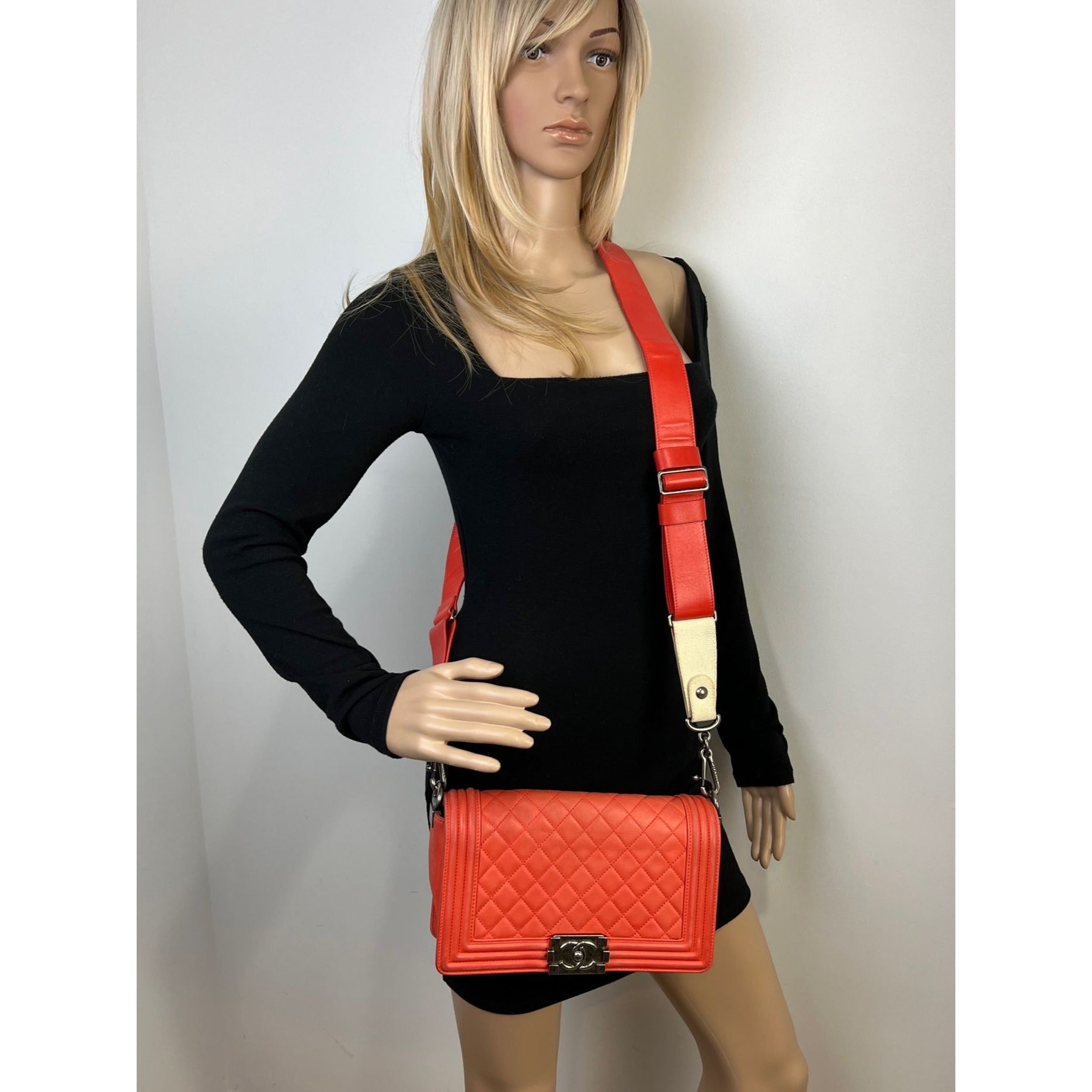 Túi Chanel Lambskin Quilted Medium Boy màu đỏ có nắp