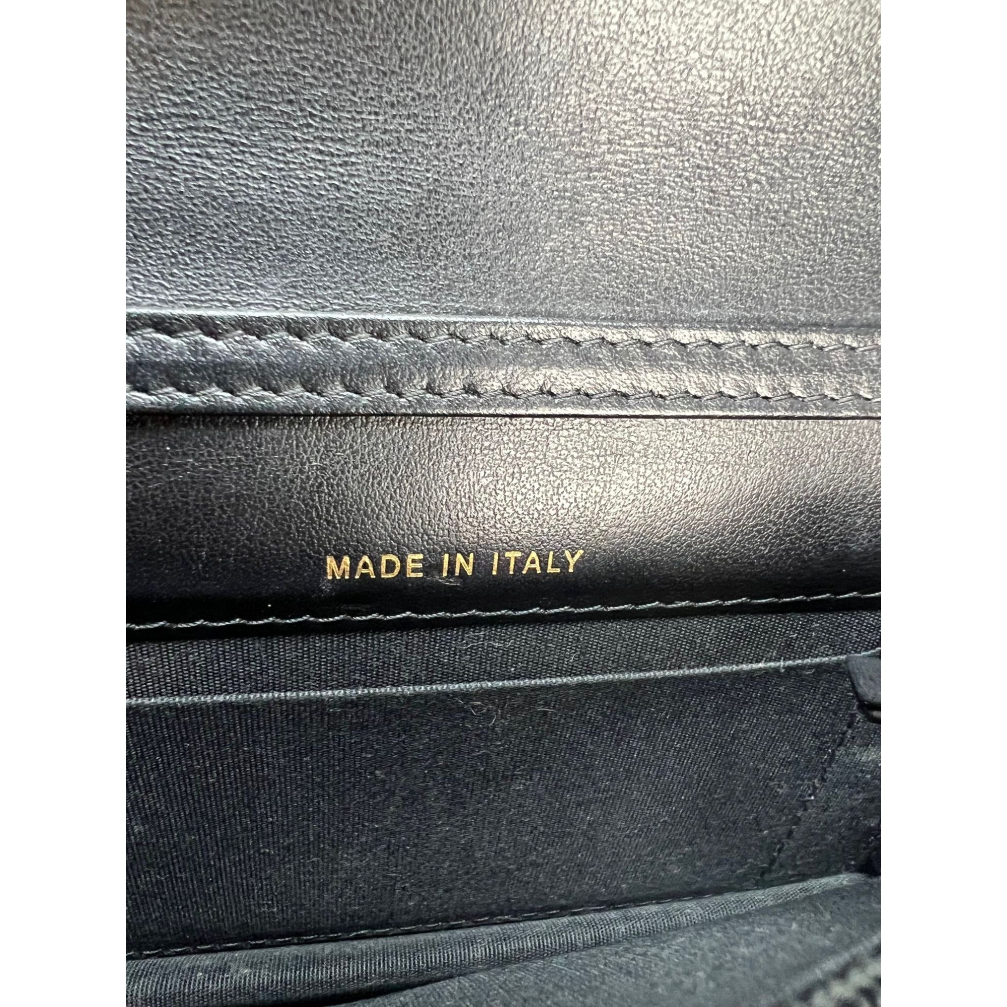 Ví cầm tay Chanel Caviar Quilted Mini Boy có dây xích màu đen