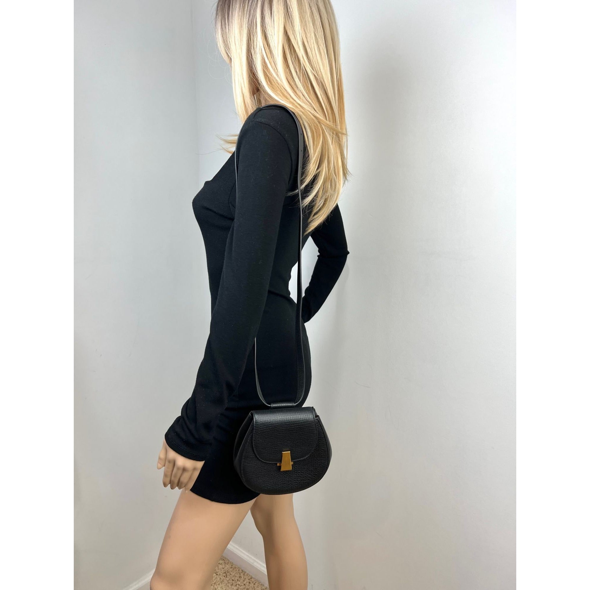 Túi đeo hông Bottega Veneta Palmellato Calfskin bo tròn màu đen