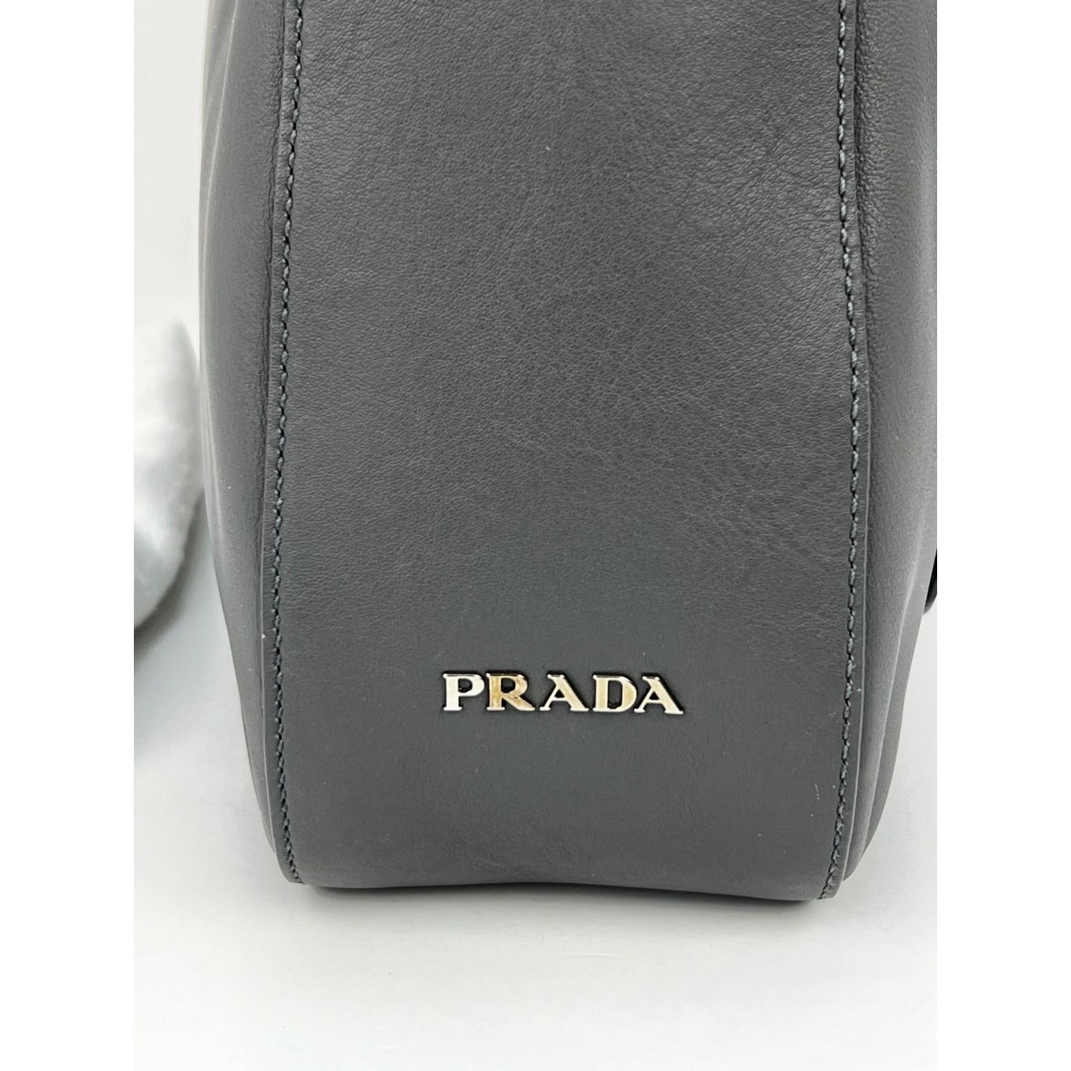 Túi Hobo màu xám của Prada Vitello Daino