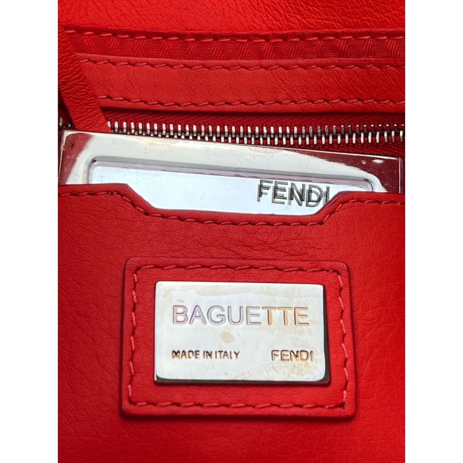 Túi đeo chéo vai Fendi Vitello Baguette Papavero