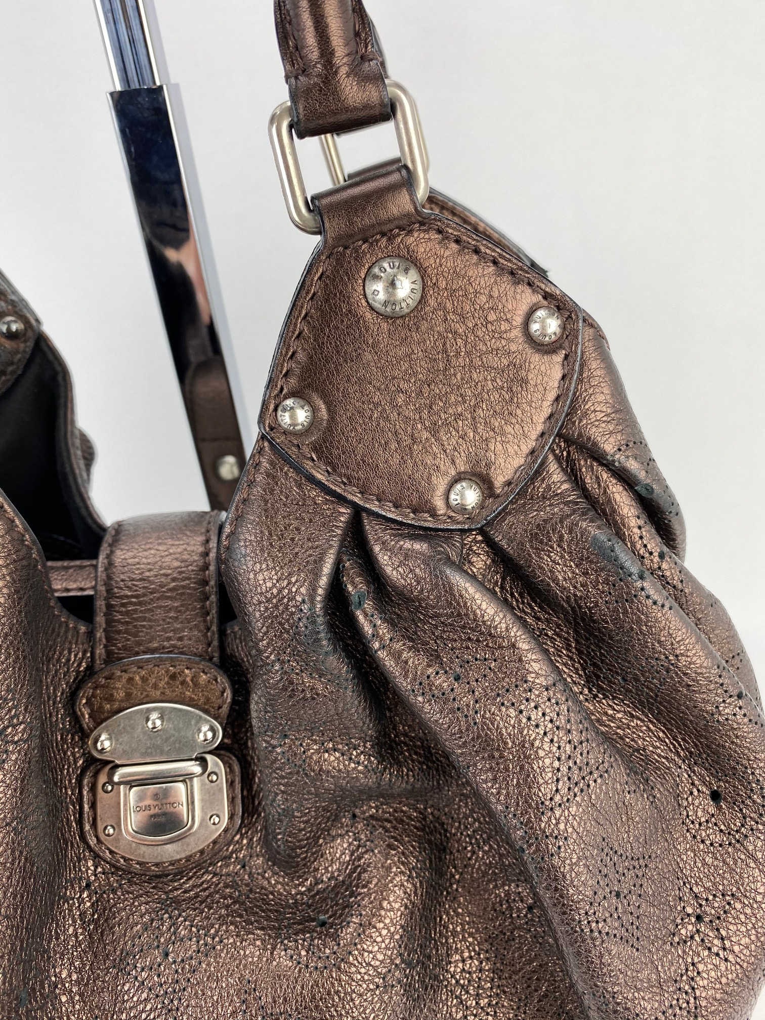 Túi đeo vai da Mahina Metallic Bronze cỡ lớn của Louis Vuitton